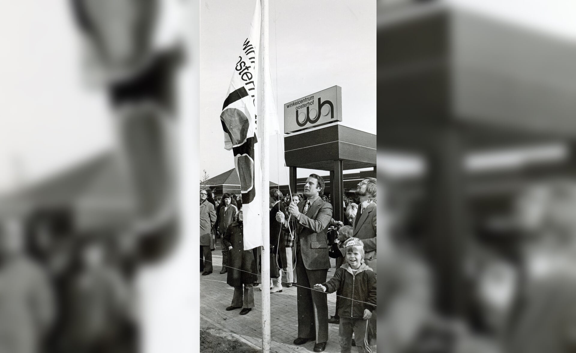 Nadat in maart de eerste paal de grond in ging, werd winkelcentrum Oosterhof op woensdag 22 oktober 1975 feestelijk geopend. Voorzitter Rob van Reijsen van de plaatselijke NKOV-afdeling, die zelf modezaak Hoogenboom aan de Rechterstraat runde, hees een van de vier vlaggen met het logo van het winkelcentrum.