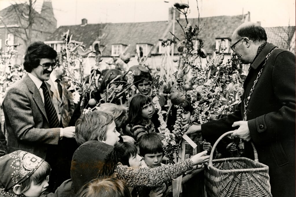 De jeugd verdrong zich in 1974 op de Markt voor het gemeentehuis om een graantje mee te pikken uit de Paasmand van Paul Pesch.