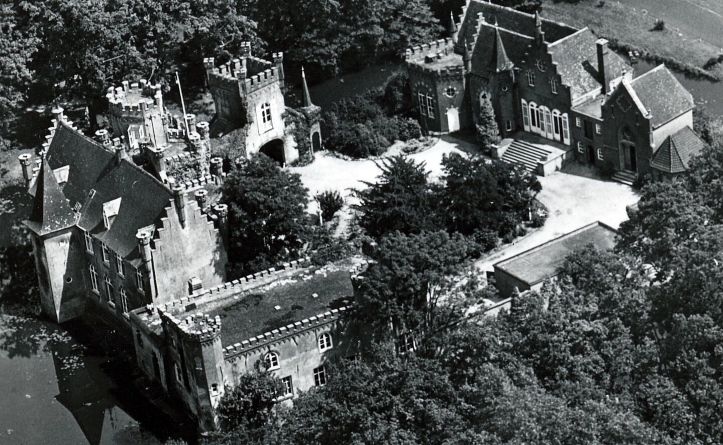 Kasteel Stapelen staat centraal in een nieuw boek over de heerlijkheid Boxtel-Liempde van Heemkunde Boxtel. Van bovenaf gefotografeerd in 1995, vanuit dit standpunt zie je het kasteel zelden.