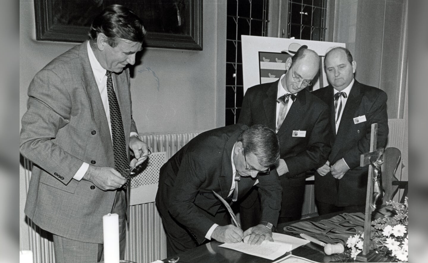 Hoofdman Jacques Habraken ondertekent de oprichtingakte onder toeziend oog van notaris Huub van Susante. Ook deken-schrijver Jos van der Wijst en deken-rentmeester André van den Aker (geheel rechts) kijken toe. 