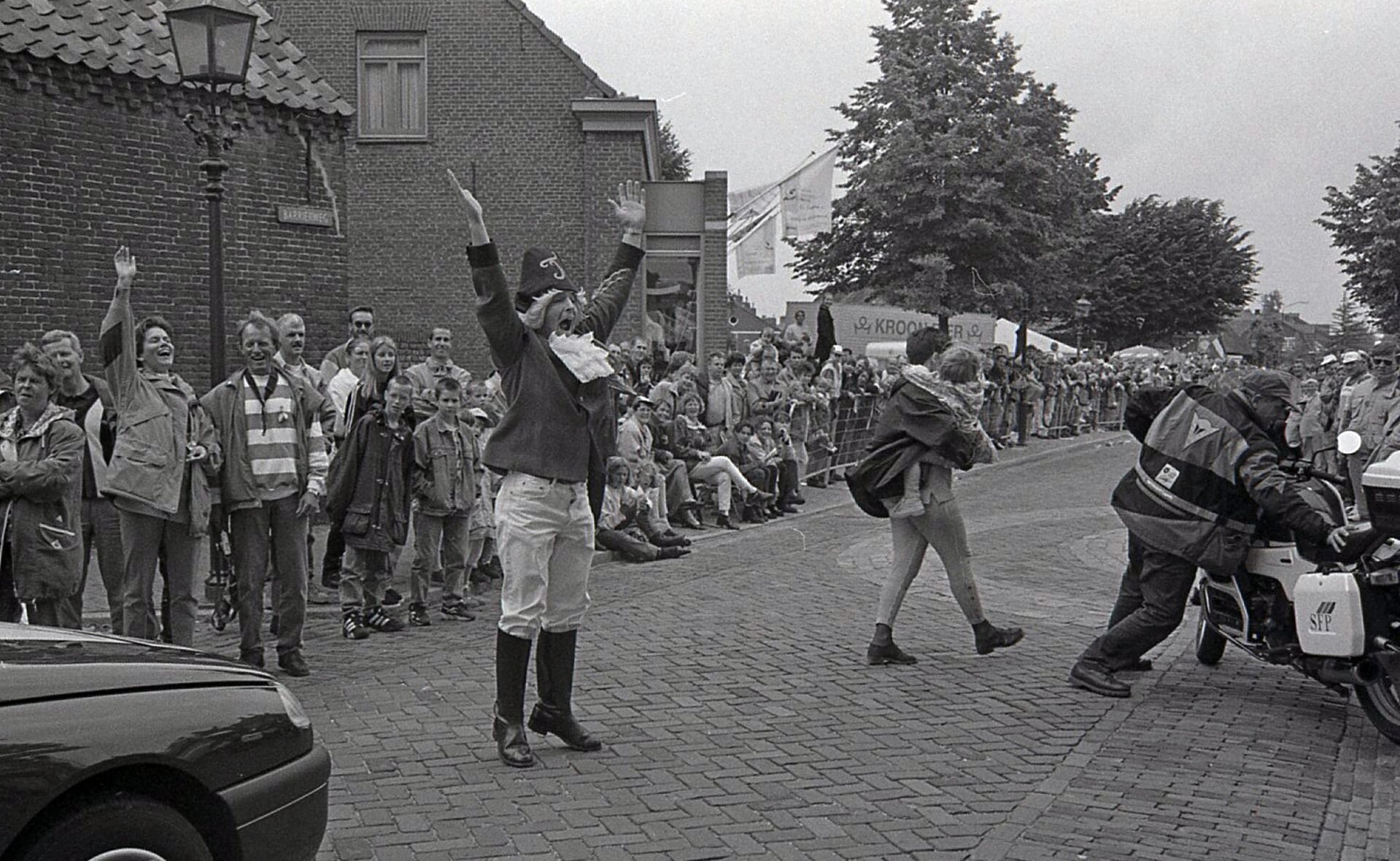 Un, deux, trois: allez! Een heuse 'Napoleon' zweept het publiek op tijdens Ville de Tap op 30 juni 1996. (Foto: Gerard Schalkx).