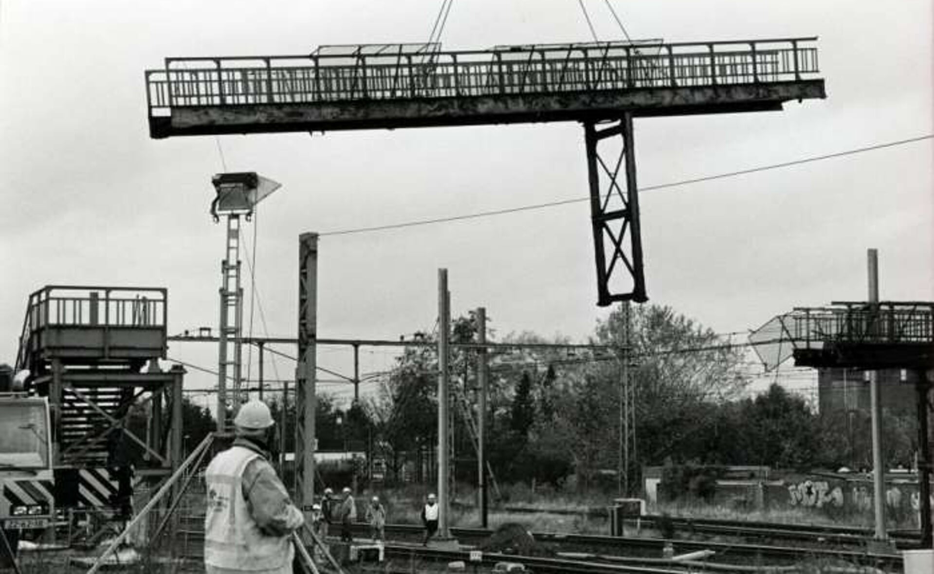 November 1997: afbraak van de voetbrug over het spoor, tussen de Spoorstraat en de Mijlstraat/Van Salmstraat. Die vormde decennialang een verbinding tussen Breukelen en de buurtschap Kalksheuvel en omgeving.