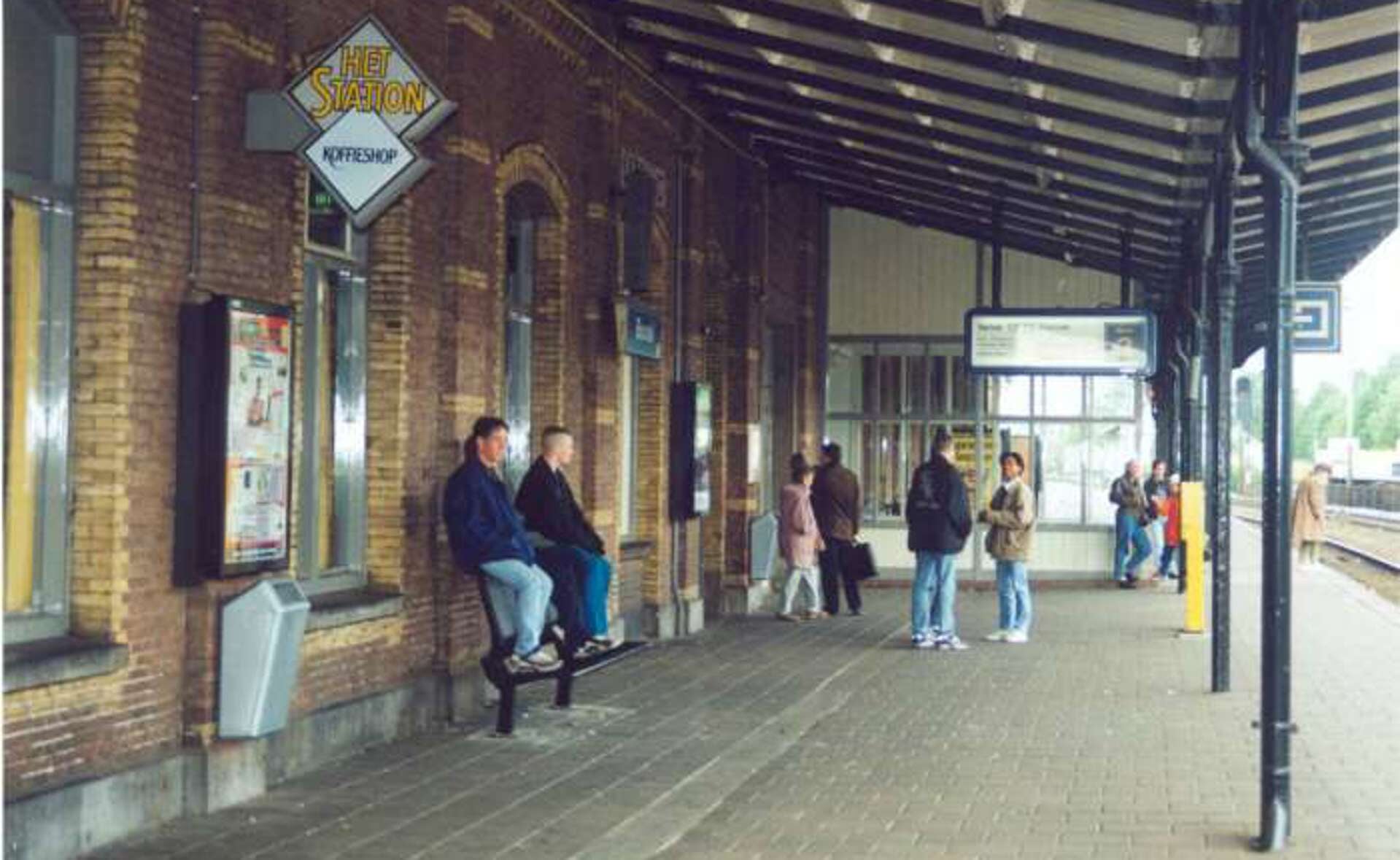 De virtuele heemkundewandeling in Rembrandt start op het perron van het oude NS-station.