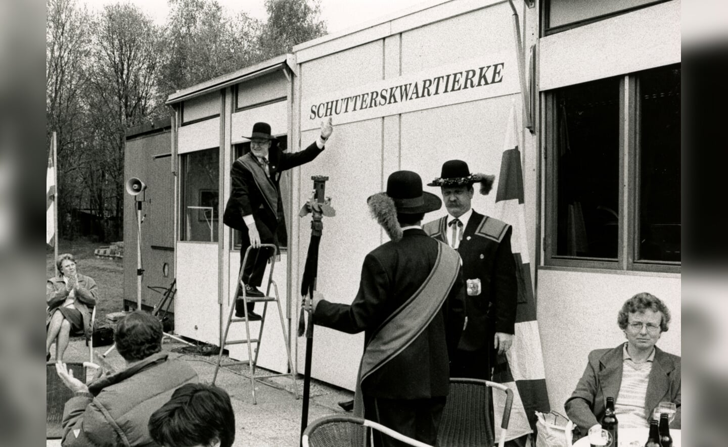 In 1997 wordt de naam onthuld die Alex Voermans bedacht voor het clubhuis op schietterrein Essche Heike. 
