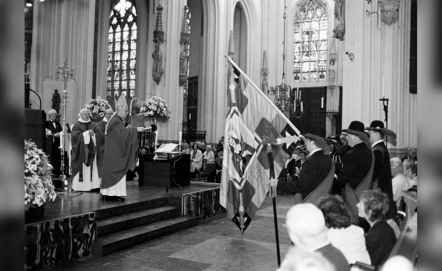 Eerste pinksterdag 1998: in de Bossche Sint-Jan zegent bisschop Jan ter Schure het nieuwe Boxtelse gildevaandel in. (Foto: Frans van Kempen). 