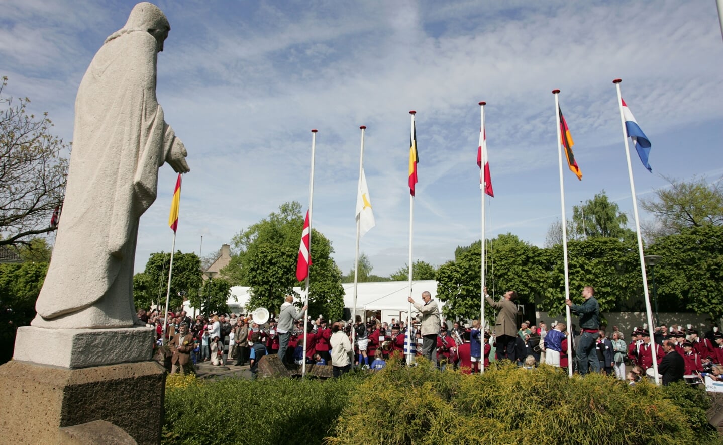 In 2005 was er in Esch een grote ontmoeting van het Charter. Toen kwamen gasten uit alle 27 landen naar het dorp. 