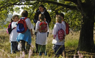 <p>In natuurbelevingsprogramma Het Bewaarde Land gaan vrijwilligers op stap met basisschoolkinderen om hen de natuur te laten ontdekken.</p>