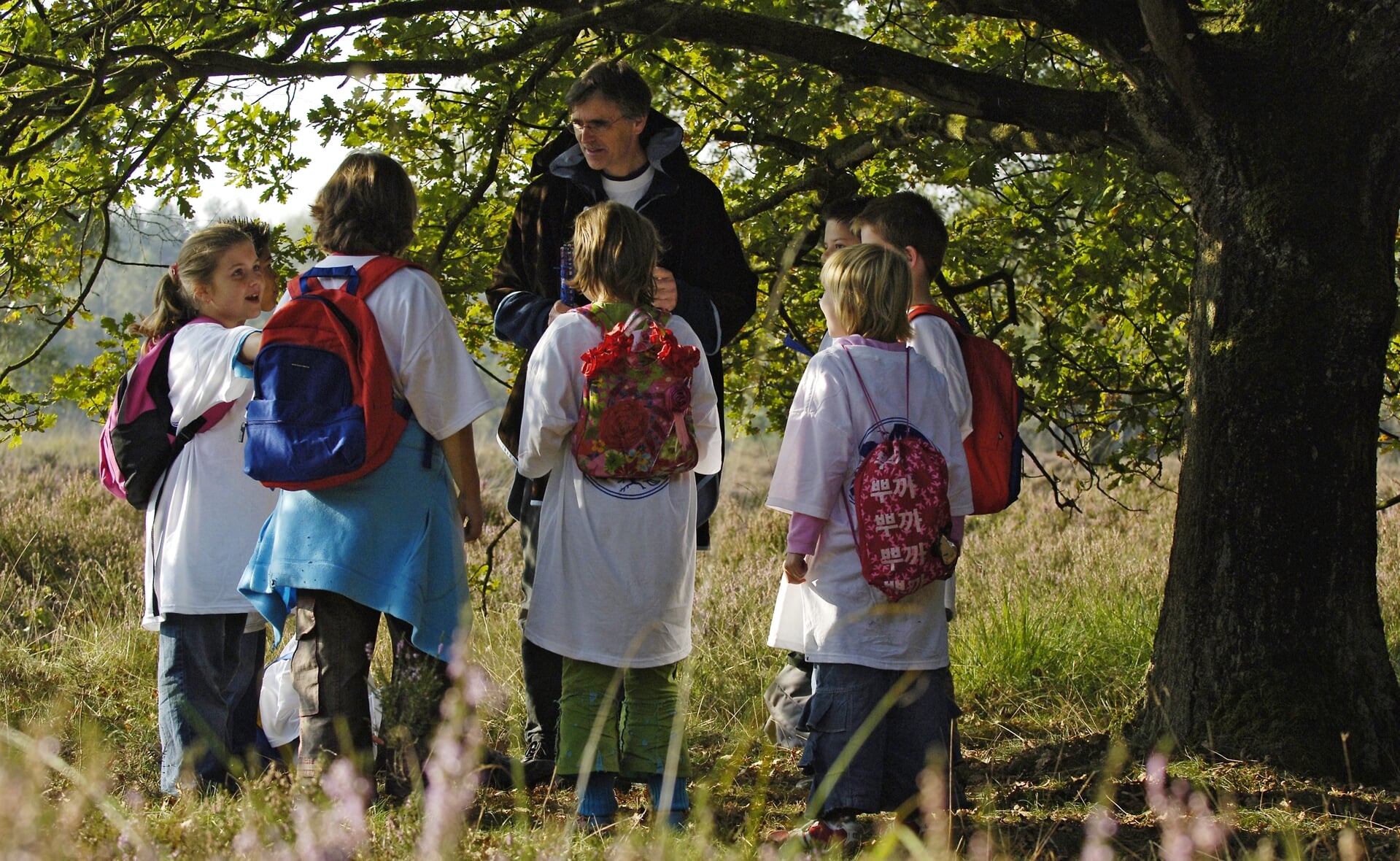 In natuurbelevingsprogramma Het Bewaarde Land gaan vrijwilligers op stap met basisschoolkinderen om hen de natuur te laten ontdekken.