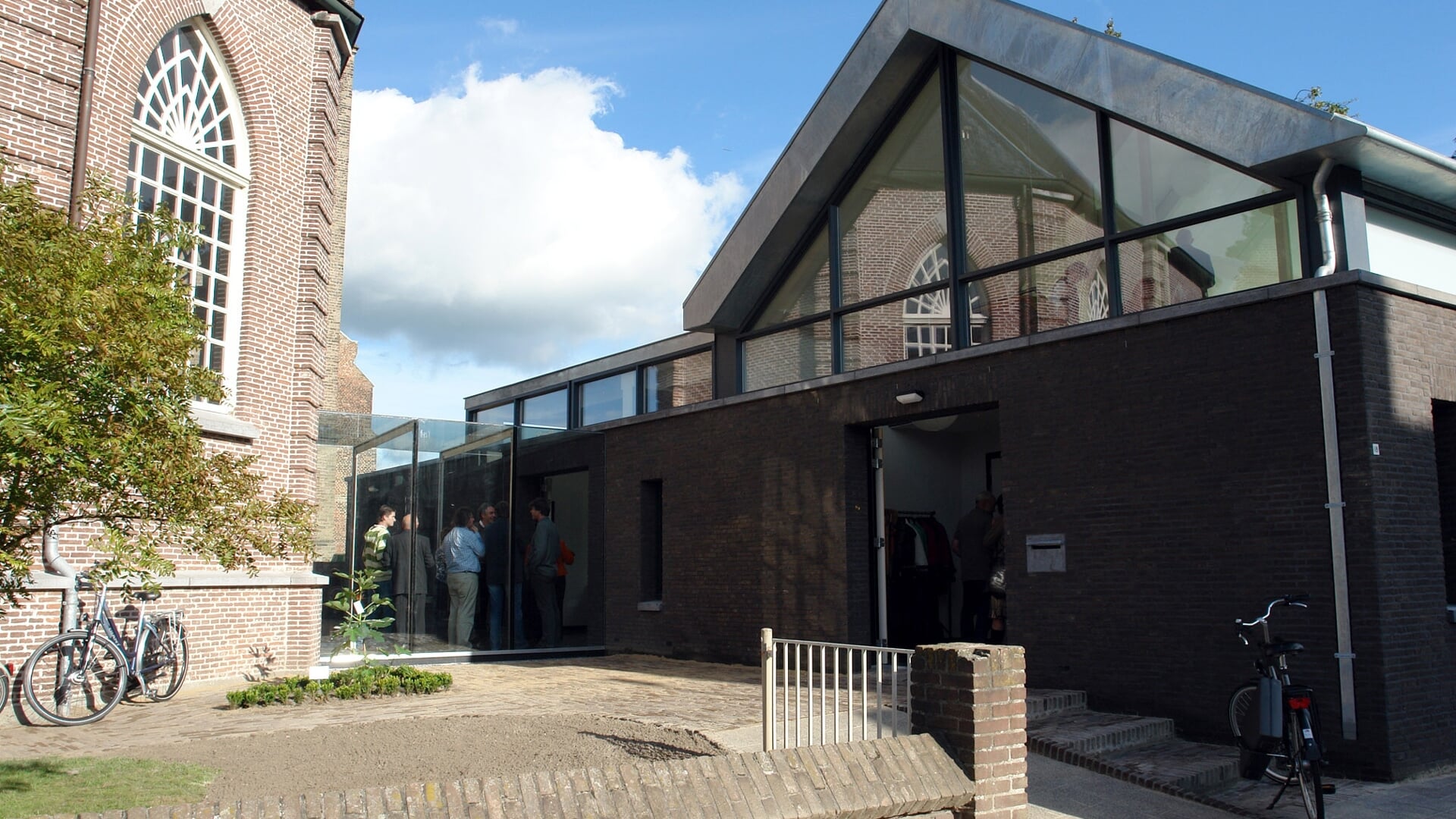 Ontmoetingscentrum De Schakel is te vinden aan de Clarissenstraat en is met een glazen gang verbonden met de naastgelegen kerk van de Protestantse Gemeente.