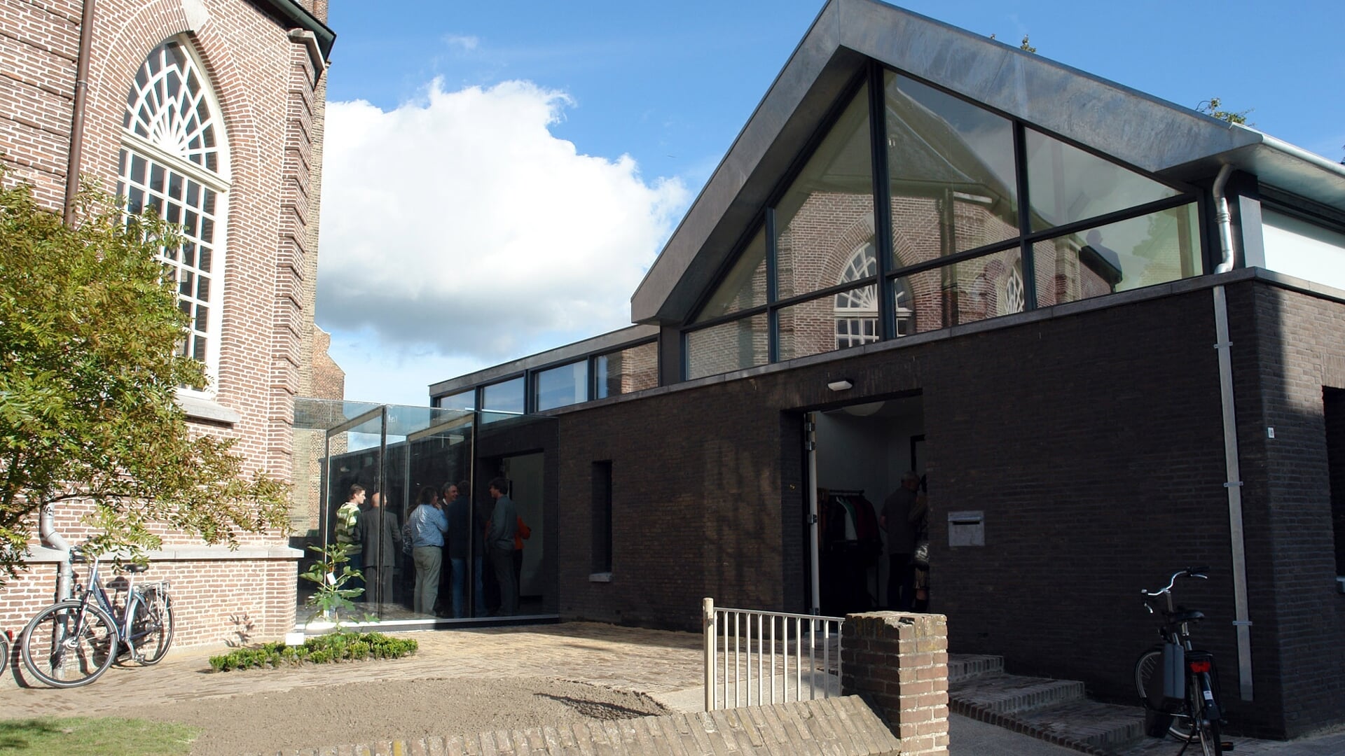 Ontmoetingscentrum De Schakel is te vinden aan de Clarissenstraat en is met een glazen gang verbonden met de naastgelegen kerk van de Protestantse Gemeente.