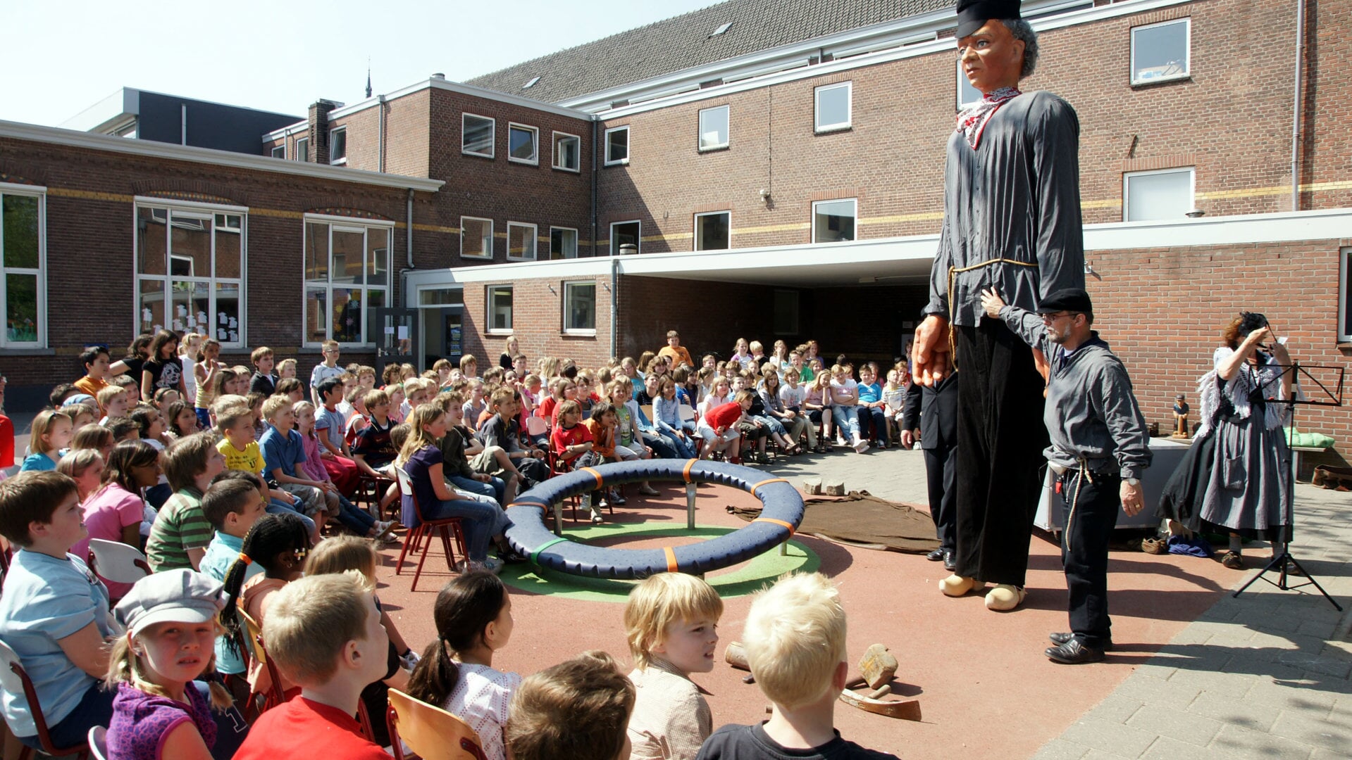 Jas de Keistamper ging in 2009 op bezoek bij jeugd van de Angelaschool. Vier jaar later erkende Unesco hem als representant van de reuzencultuur in Nederland en kreeg hij een plaatsje op de inventarislijst voor immaterieel erfgoed.