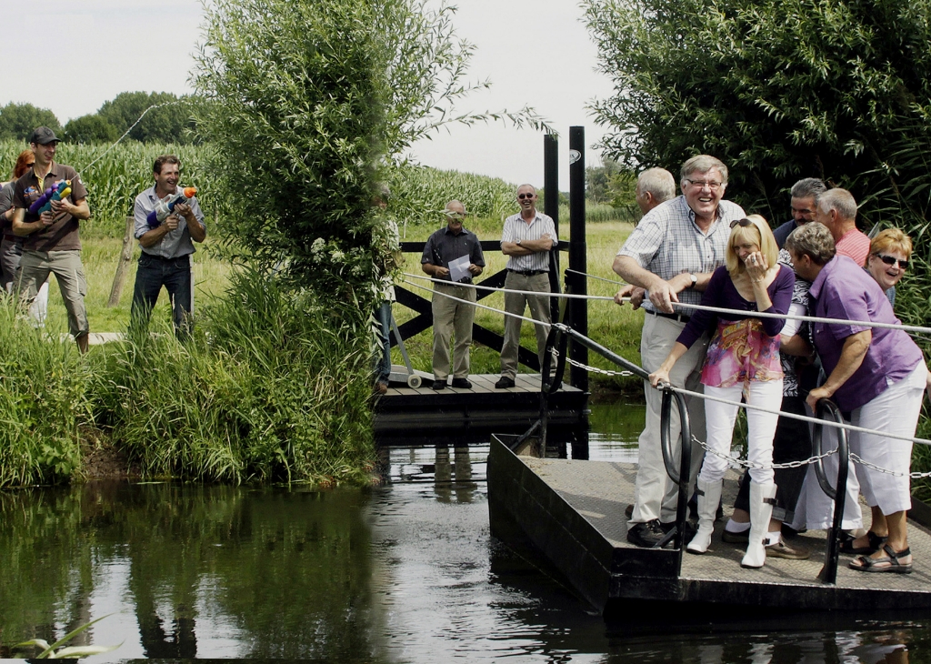 <p>In juni 2009 werd het Sint-Janspontje, dat wandelaars en fietsers helpt met de oversteek van Liempde naar buurtschap Kasteren, heropend. Eigenlijk gebeurde dit al een jaar eerder op feestelijke wijze, maar al snel was het vaartuig onbruikbaar door de hoge stand van de Dommel. (Foto: Gerard Schalkx).</p>