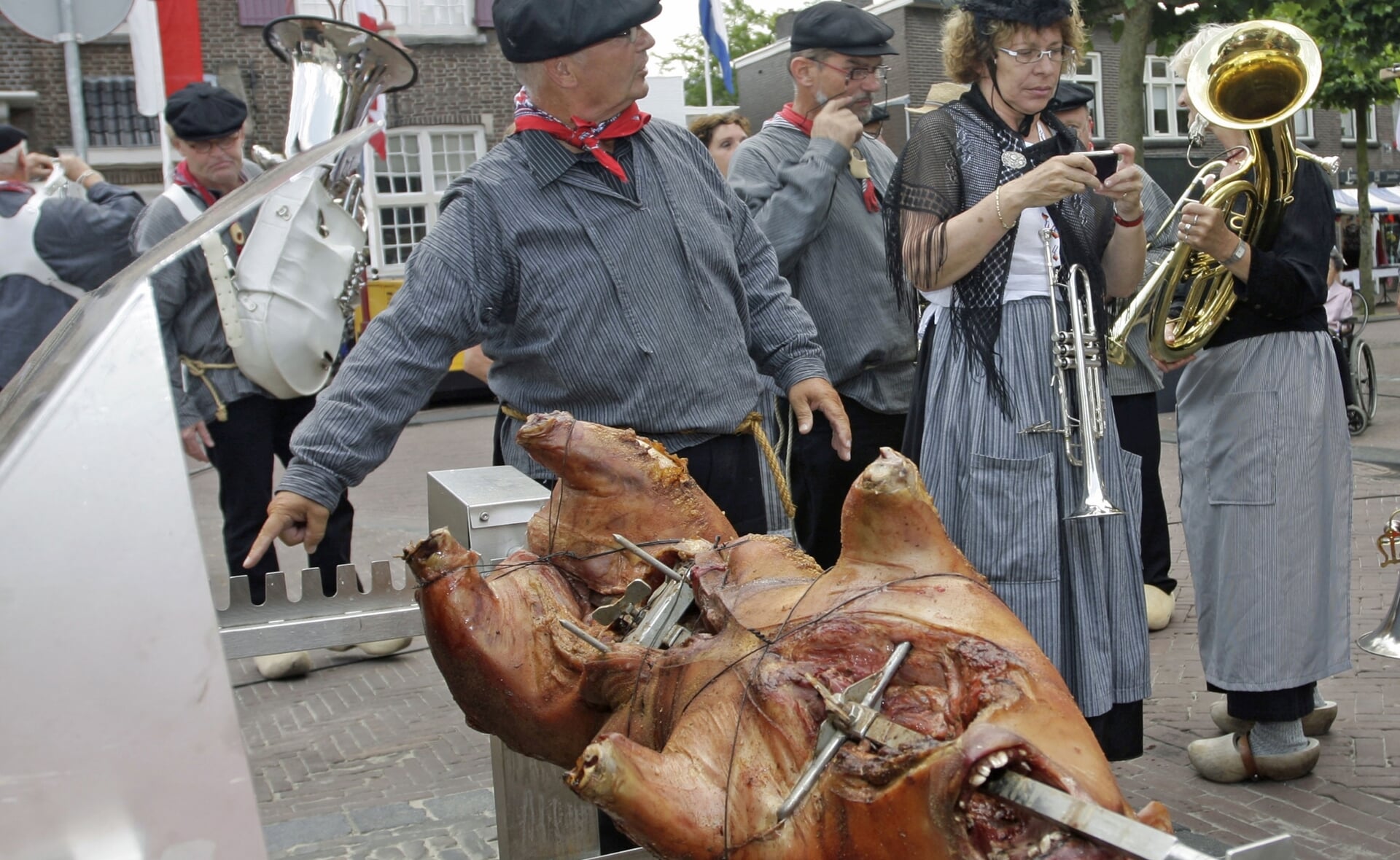 Saubrennen, het aan een spit roosteren van een varken, is iets typisch Wittlichs. In 2009 werd het op de Boxtelse Markt gedemonstreerd bij de viering van vijftig jaar jumelage.