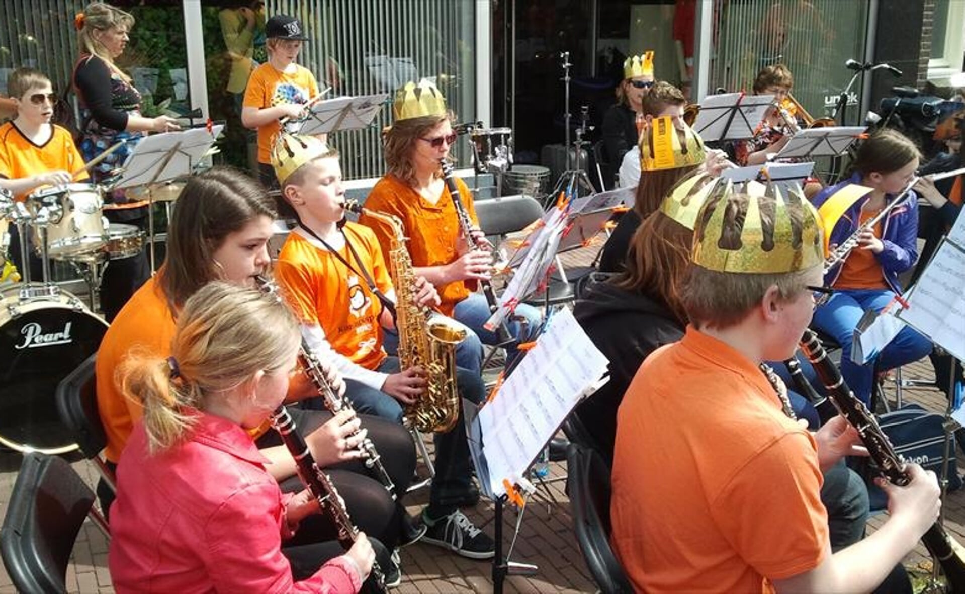 Muziekleerlingen van Boxtel’s Harmonie verzorgen een oranjeconcertje tijdens Koninginnedag 2013.