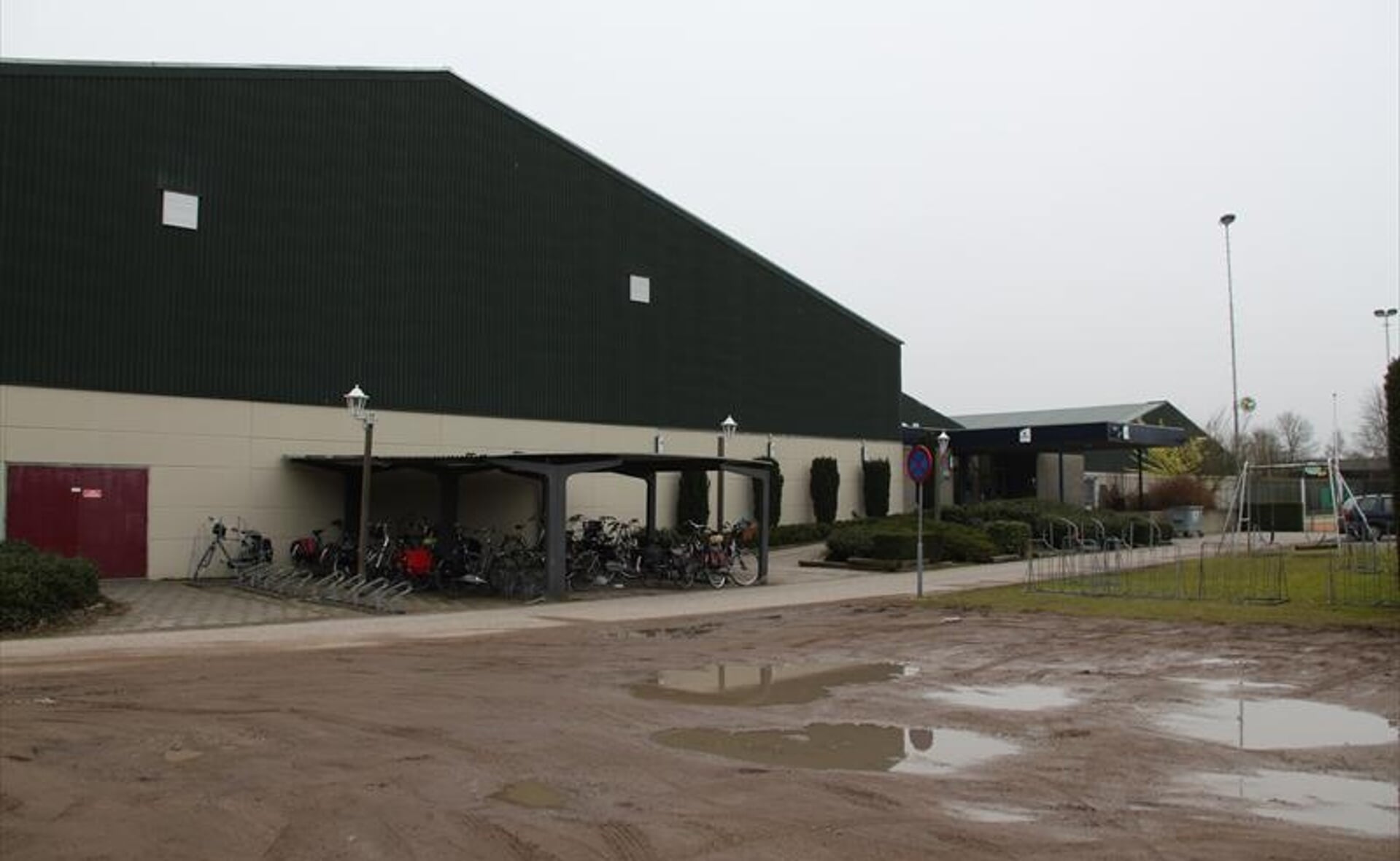 Sportcomplex De Braken biedt onderdak aan ruim tweeduizend sporters. Zij waren lange tijd in onzekerheid of ze er na de winterstop nog wel terecht konden. 