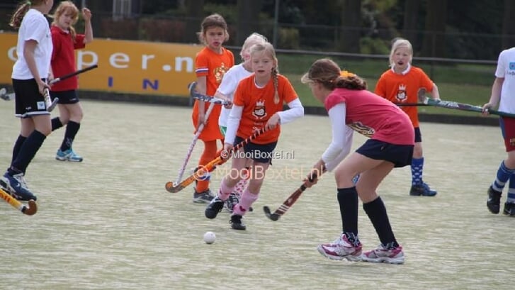 Kinderen gaan zaterdagochtend op sportief vlak met elkaar de strijd aan in hockey- en voetbaltoernooitjes.