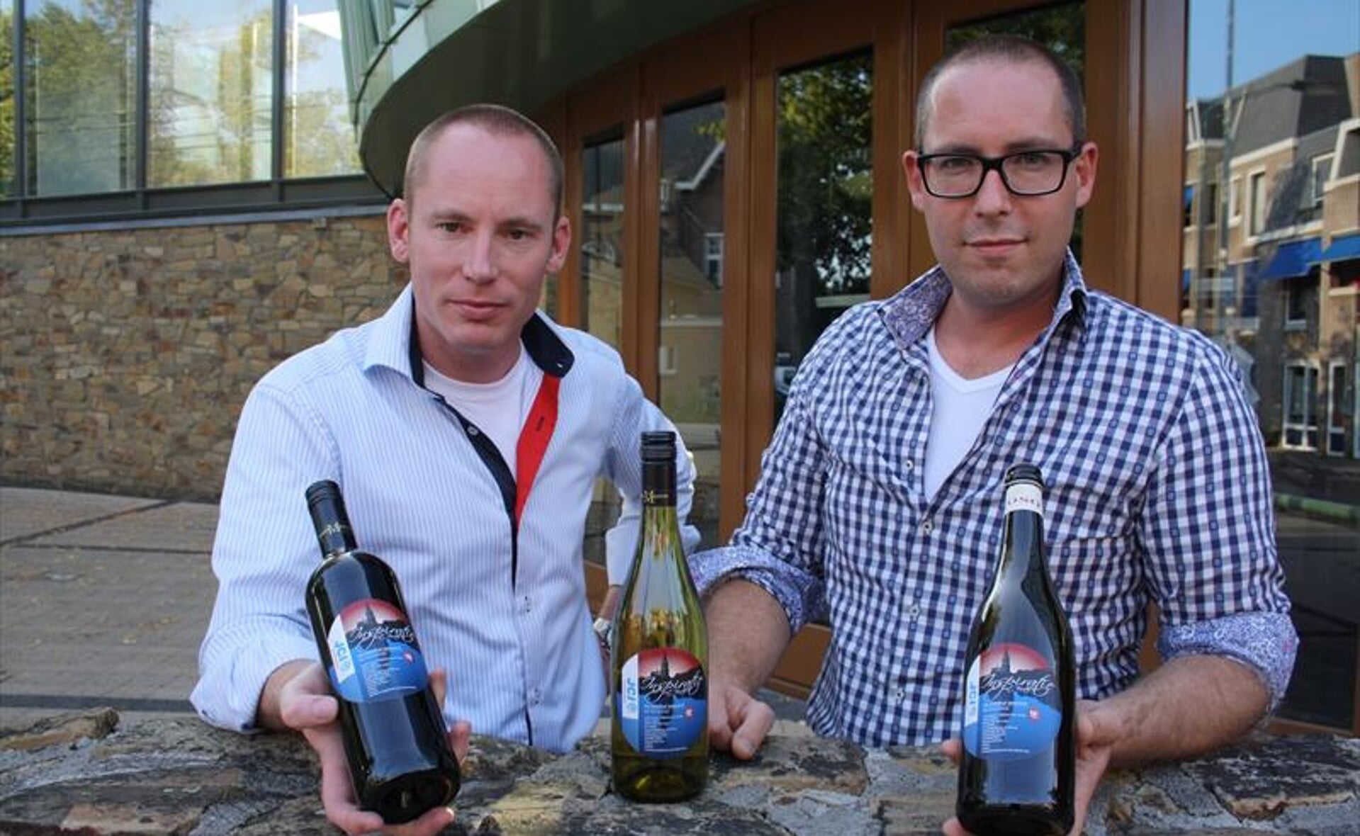 Luc van Kasteren en Eric van Susante presenteren hun drie JCI Dommelland wijnen