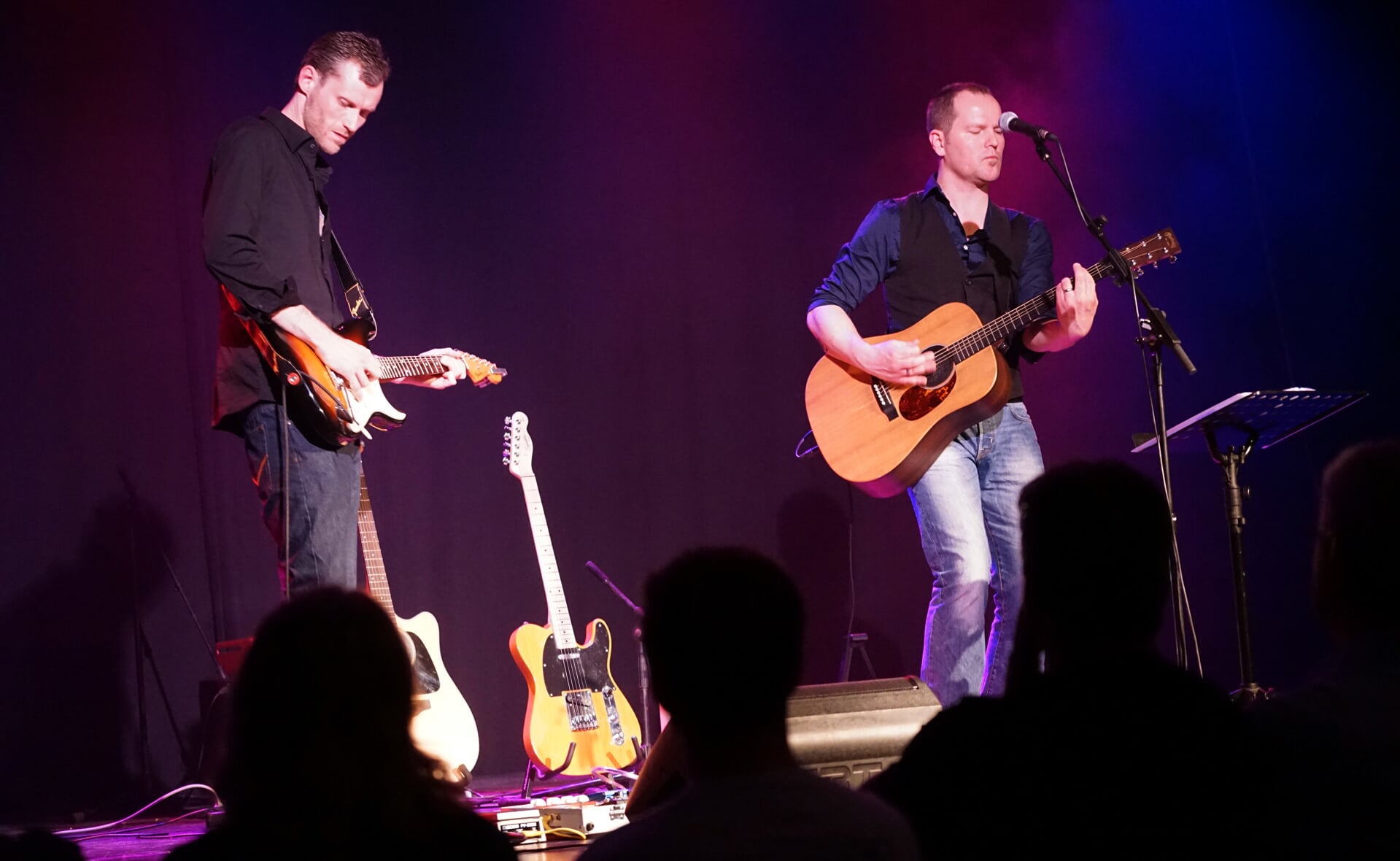 Dennis Wels (rechts) en Rudy Bressers tijdens hun Bruce Springsteen-optreden in Podium Boxtel. (Foto: Albert Stolwijk).