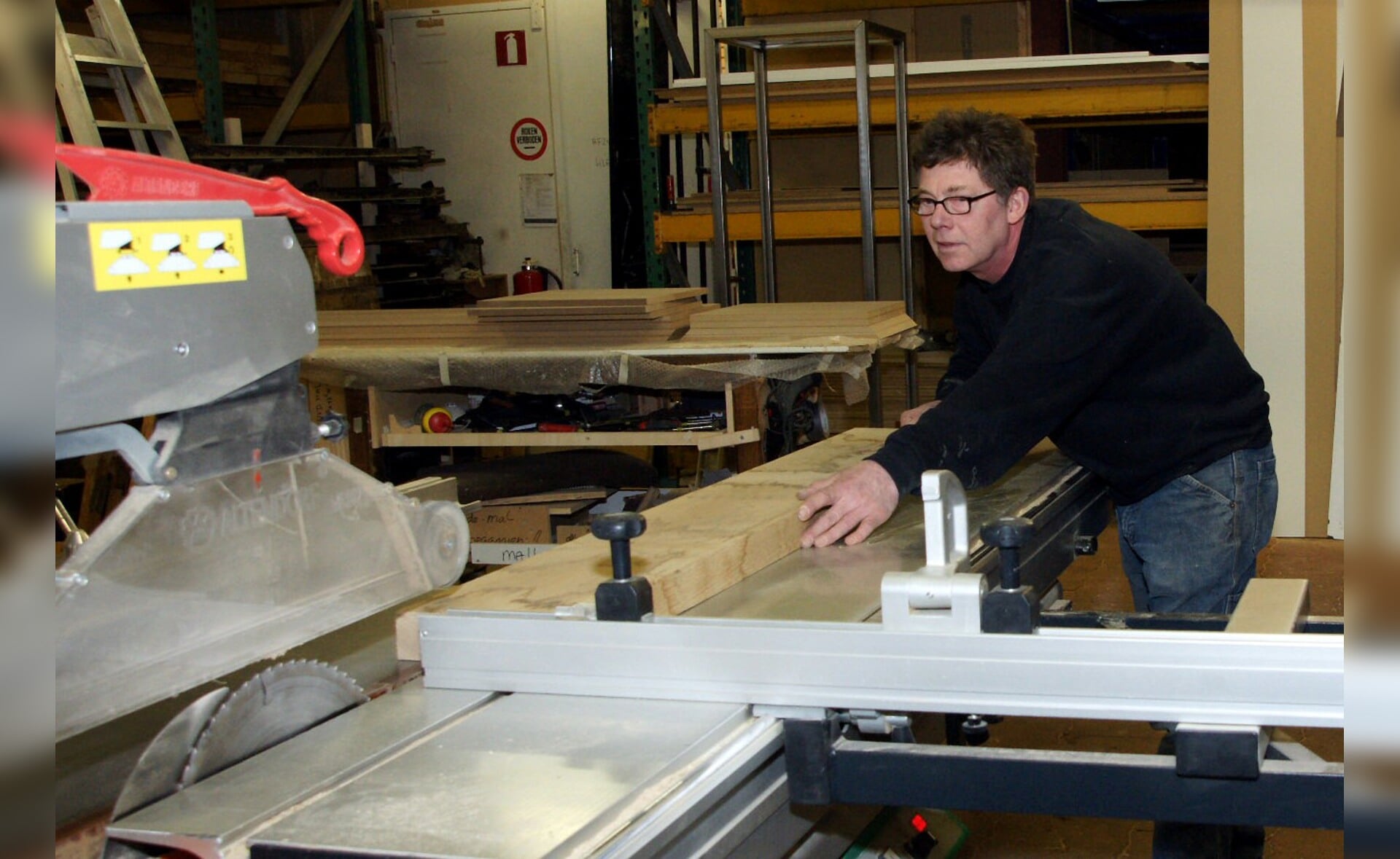 Martien Roestenburg aan het werk in zijn meubelmakerij Den Berg in Liempde. (Foto: Albert Stolwijk). 