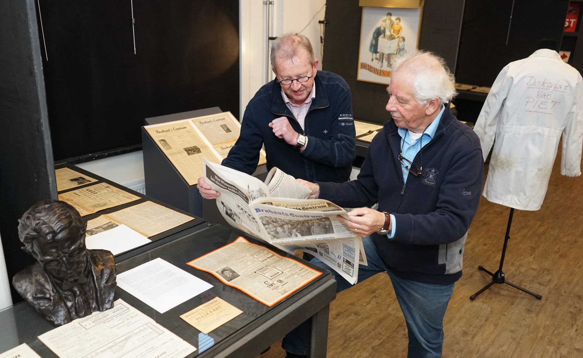 Oud-directeur Piet van Oers van Brabants Centrum bladert met MuBo-secretaris Willem van Vossen door een van de oude edities die vanaf 25 oktober worden tentoongesteld in het Boxtelse museum. (Foto: Albert Stolwijk). 