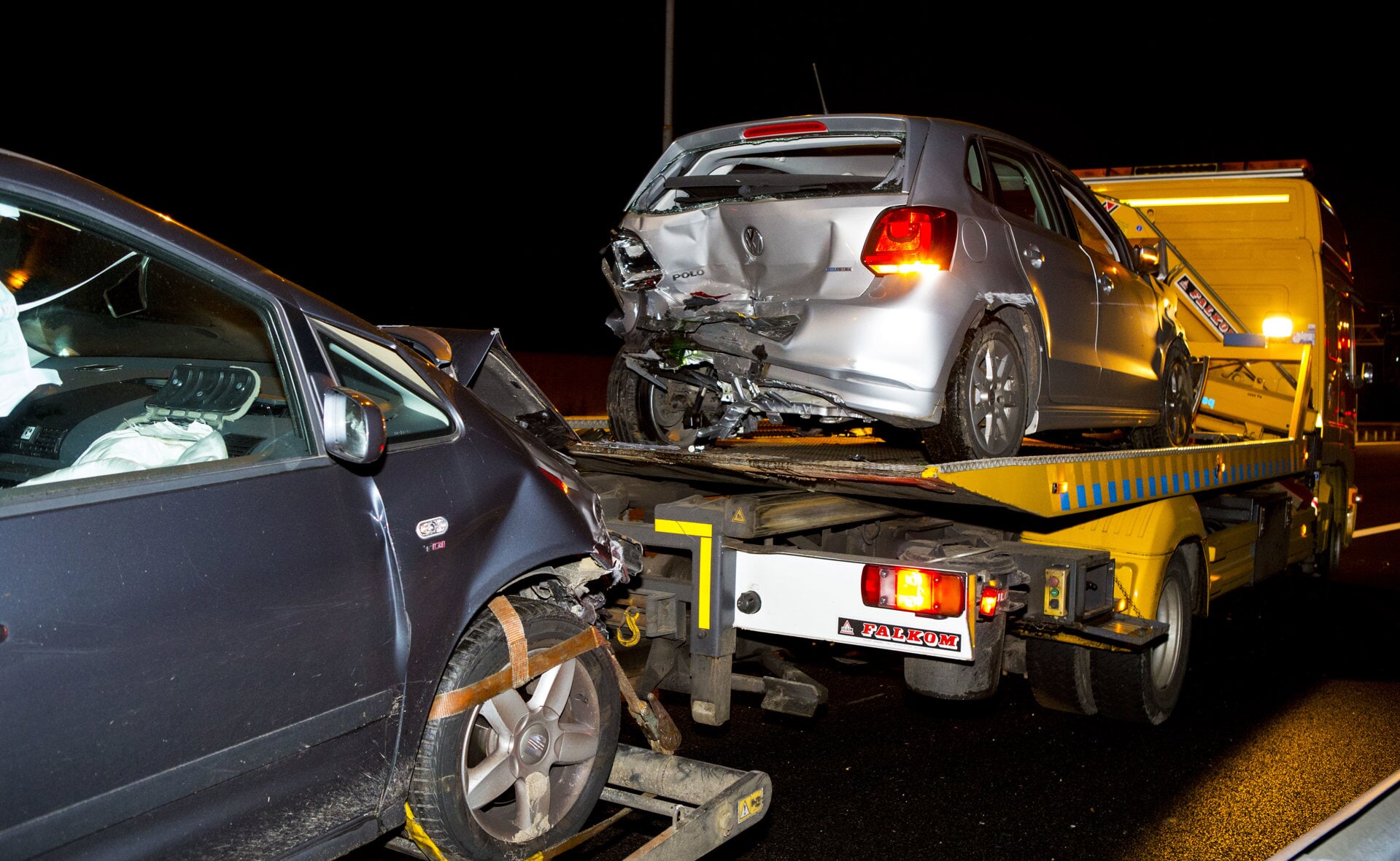 Bij een verkeersongeval op de A2 tussen Boxtel en Vught raakten enkele auto's zwaar beschadigd. Drie personen werden gewond overgebracht naar een ziekenhuis. (Foto: Persburo Sander van Gils).
