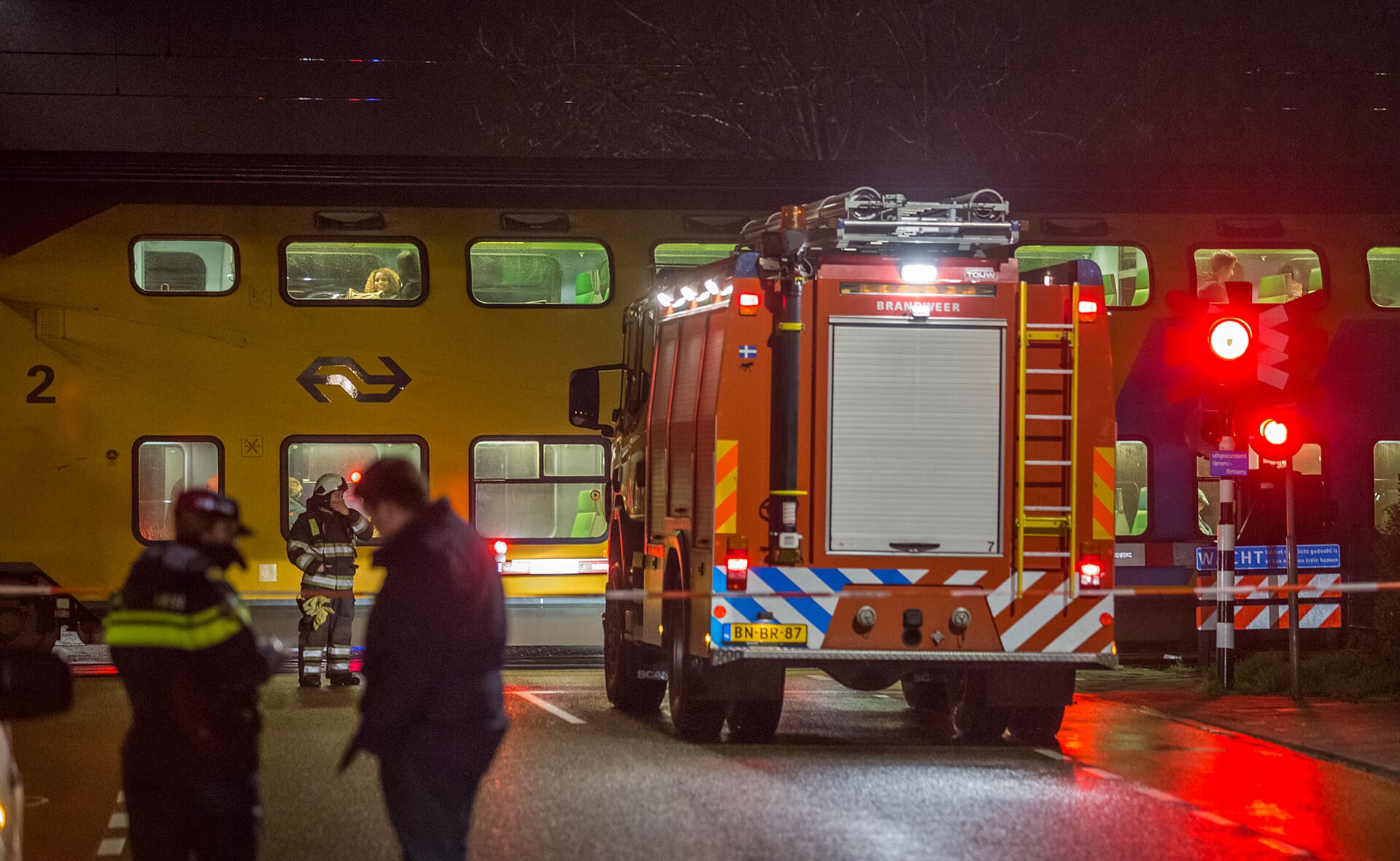Het treinverkeer tussen Boxtel en 's-Hertogenbosch is gestremd vanwege een botsing tussen een trein en personenauto. (Foto: Peter de Koning).