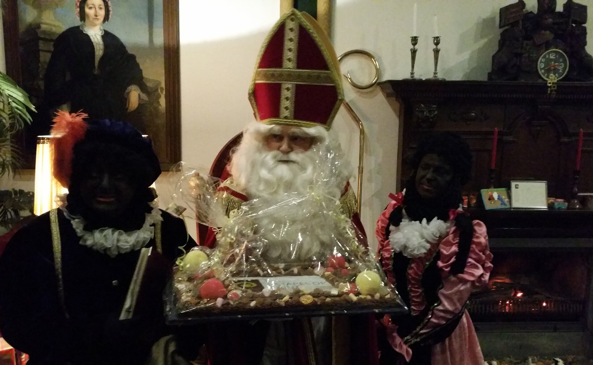 Sinterklaas ontving donderdag samen met twee Pieten een groot aantal sponsors en steunpilaren van Stapel op Sint. (Foto: Marc Cleutjens).