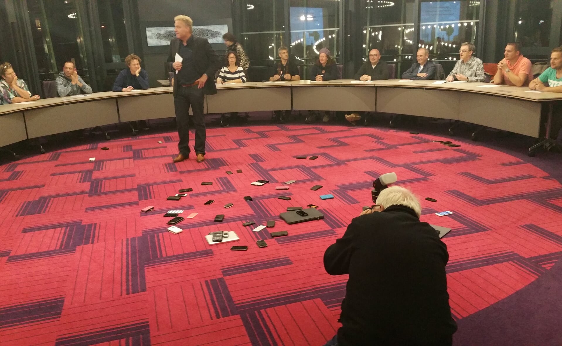 Burgemeester mark Buijs leidt de quizronde in het Boxtelse gemeentehuis. Alle smartphones, iPad's en laptops moesten op de vloer worden gelegd om spieken te voorkomen... (Foto: Marc Cleutjens).