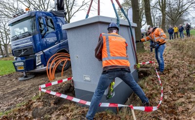 Met de plaatsing van een zogeheten POP-kast werd enkele weken geleden de basis gelegd voor een supersnelle glasvezelverbinding in het buitengebied van Boxtel. (Foto: Peter de Koning).
