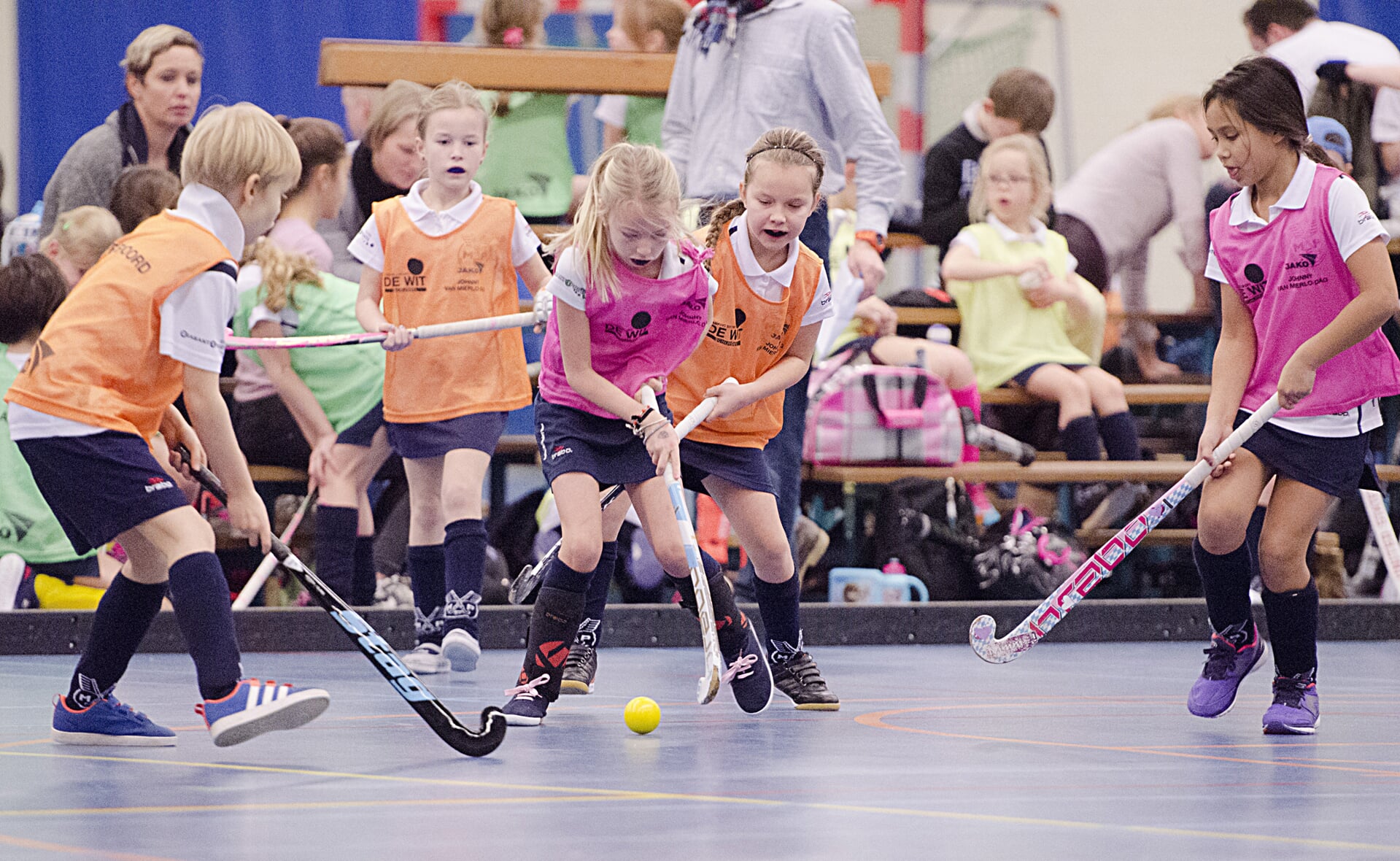 De E- en F-pupillen van hockeyclub MEP spelen een zaaltoernooi in sportcomplex De Braken. (Foto: Hans Verberk). 