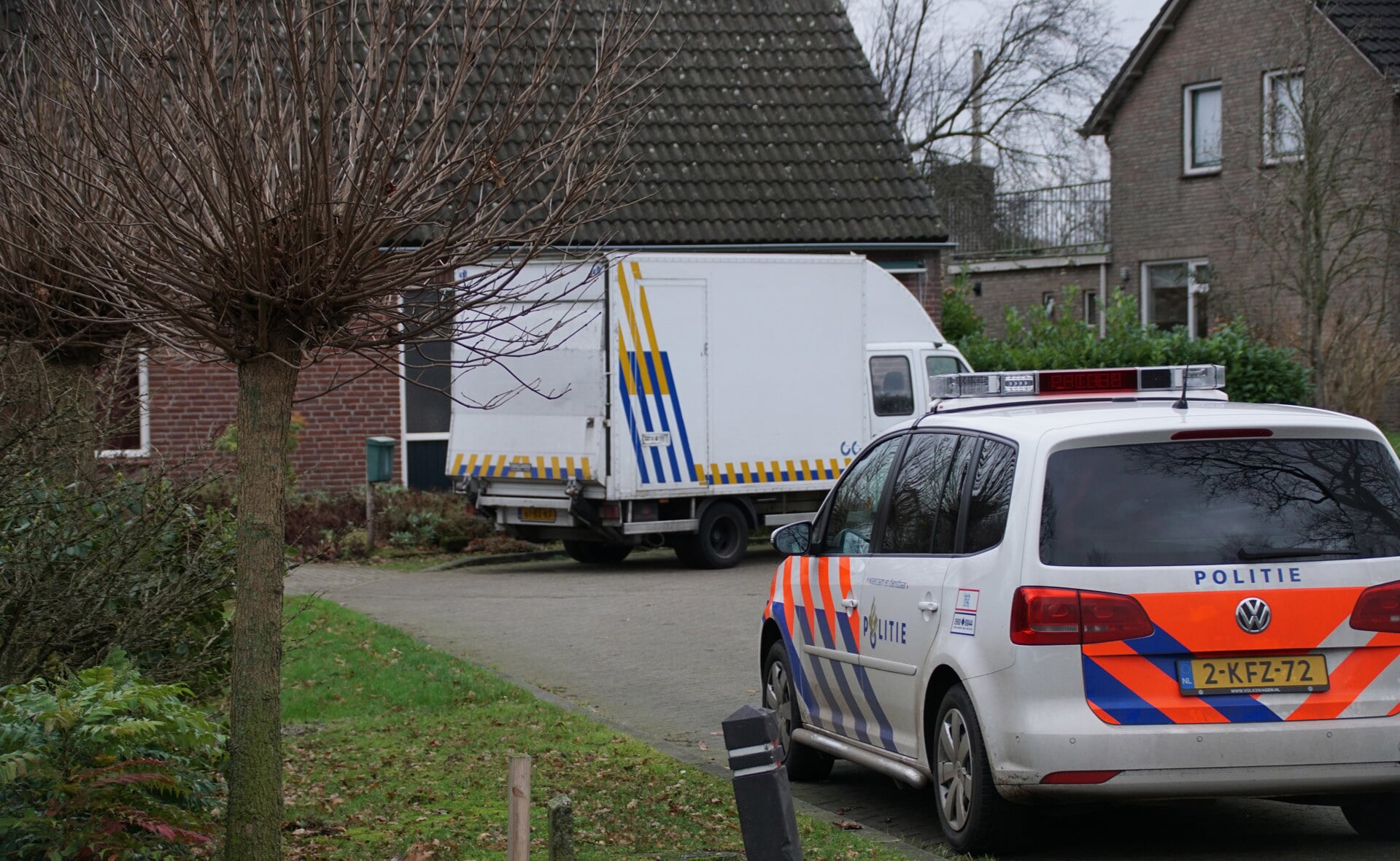 De politie is met enkele voertuigen aanwezig in de straat Den Berg in Liempde waar dinsdagochtend een hennepkwekerij werd ontdekt. (Foto: Albert Stolwijk).