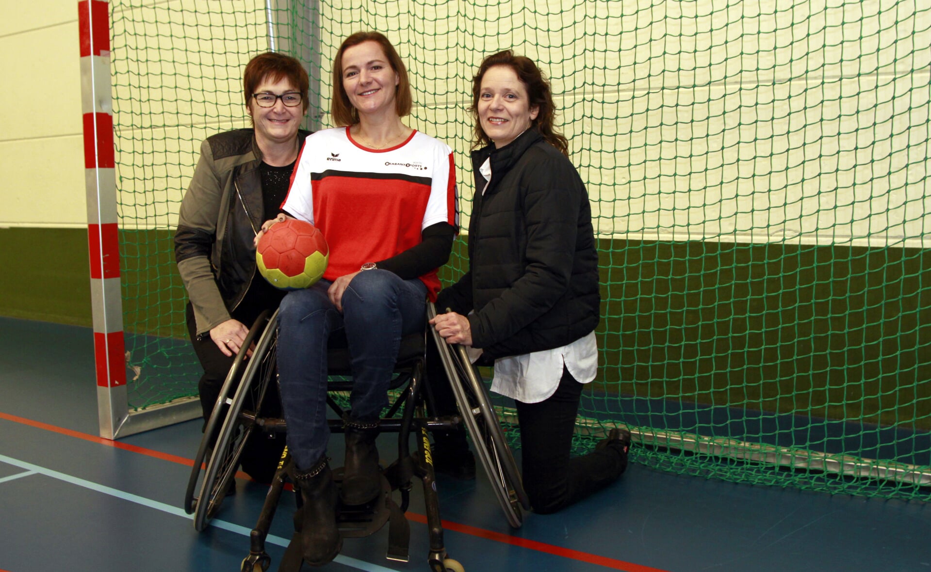 Anita van Engelshoven, Marjon Korver en Hèlen Berkelmans staan aan de wieg van de oprichting van een rolstoelhandbalteam in Boxtel. Op 6 maart verzorgen ze een clinic in sporthal De Braken. (Foto: Gerard Schalkx).