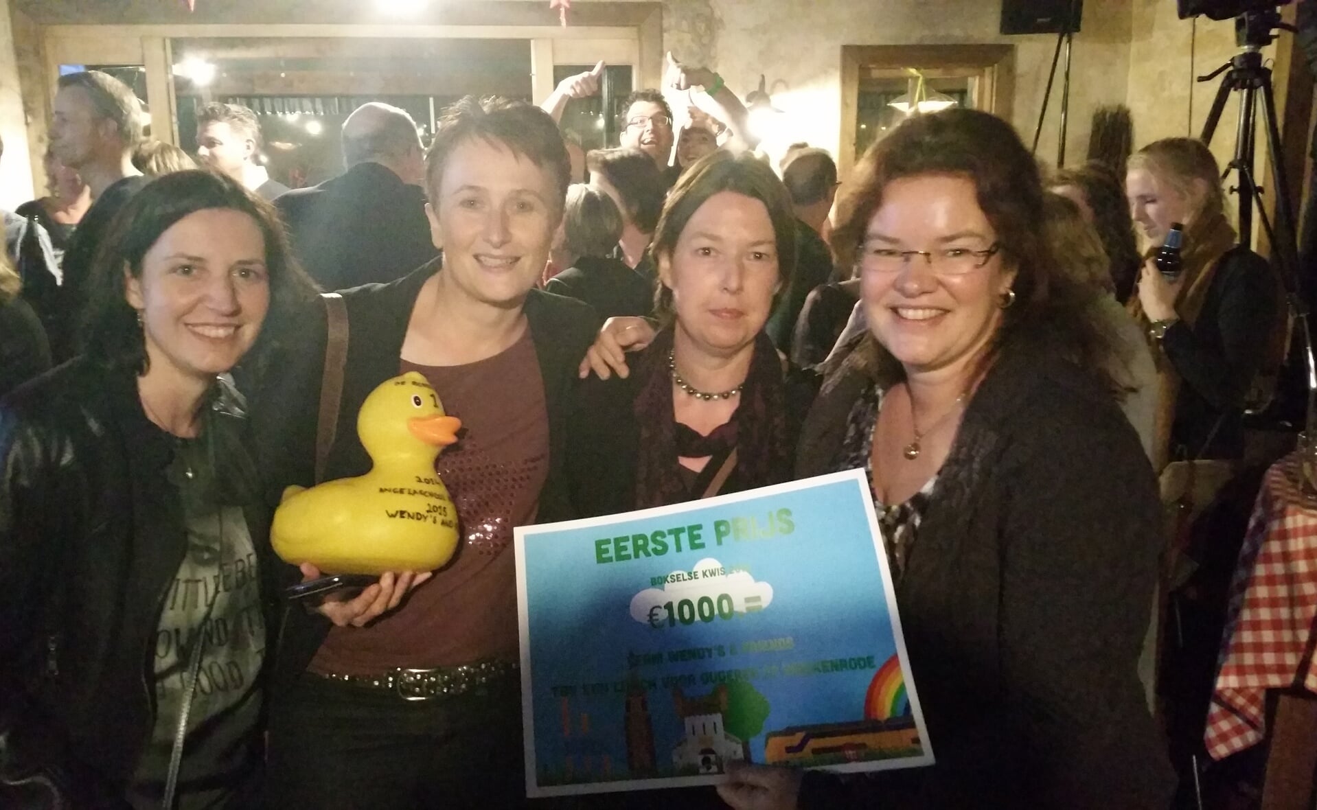 De winnaars van de Bokselse Kwis poseren bij 't Dommeltje. Van links naar rechts: Debby van de Loo, Hanneke van Esch, Sandra Schoenmakers en Annemarie Welvaarts. (Foto: Marc Cleutjens).