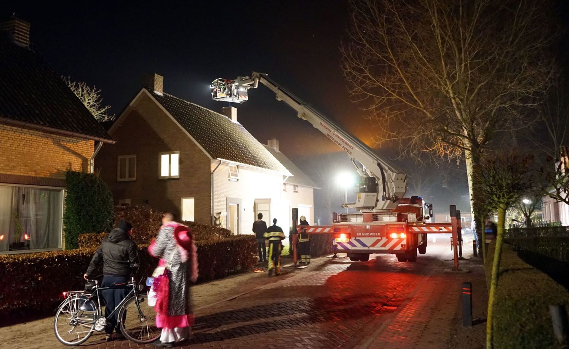 De hoogwerker van de brandweer kwam zondagavond uit 's-Hertogenbosch om de schoorsteen van een woning aan de Oude Postbaan te inspecteren en schoon te maken. (Foto: Albert Stolwijk). 