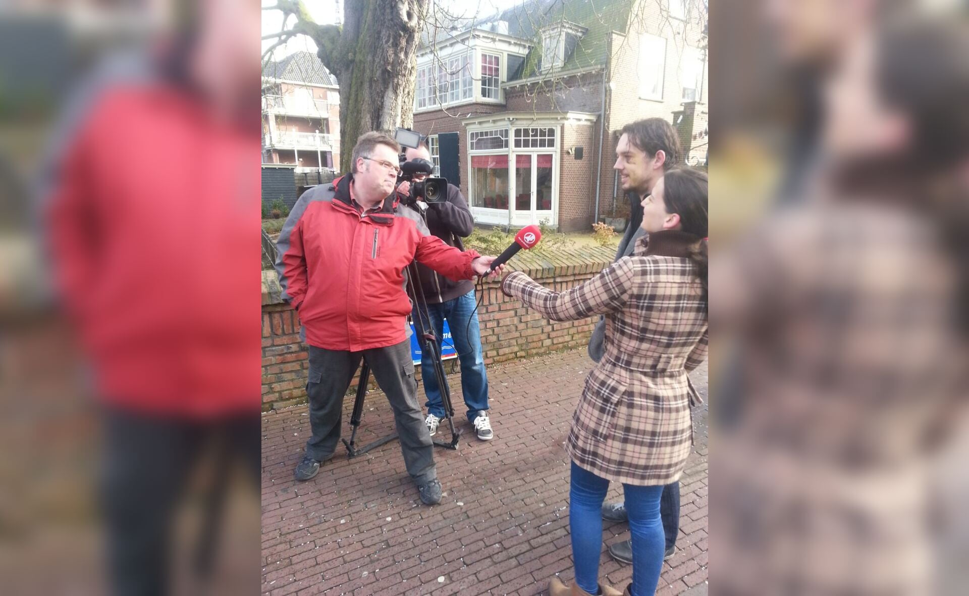 Willem en Suzanne uit Boxtel werden dinsdagochtend geïnterviewd op de Zwaanse Brug in Boxtel, waar ze vorige week werden mishandeld. (Foto: Paul Melis). 