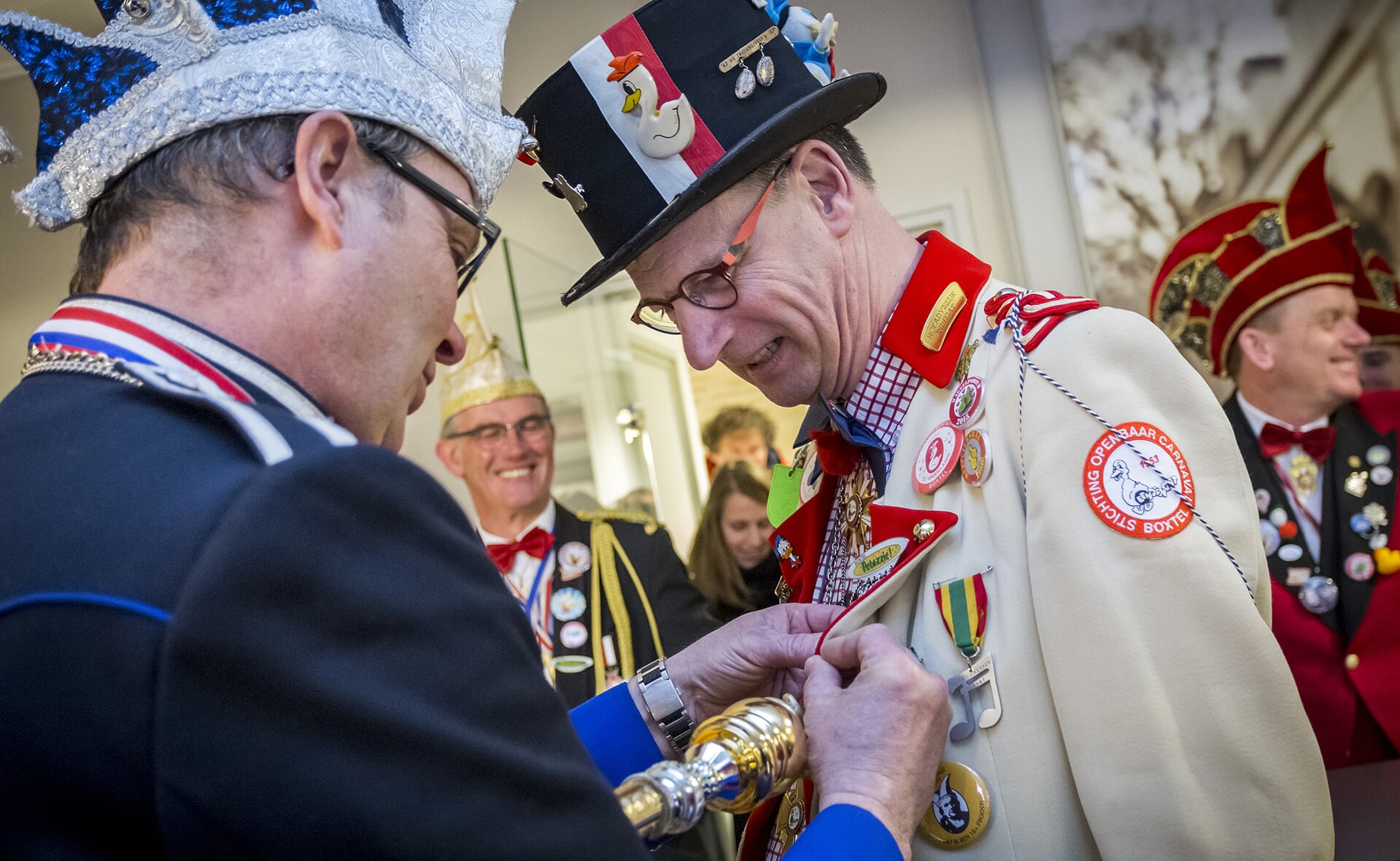 Prins Donald IV decoreert verslaggever Henk van Weert van Brabants Centrum vanwege zijn vele verdiensten voor het openbaar carnaval in Eendengat. (Foto: Peter de Koning).