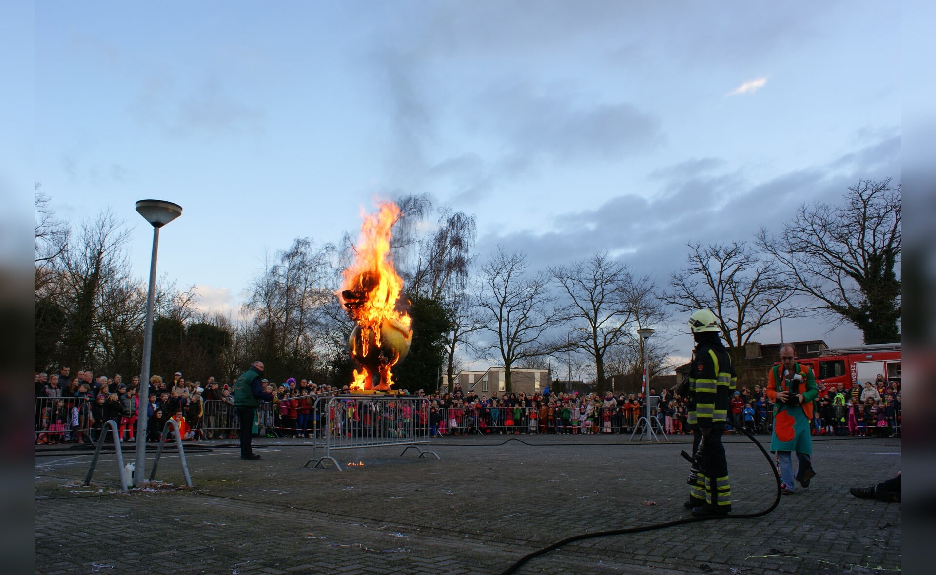 De Boxtelse carnavalseend staat in vuur en vlam. Het openbaar jeugdcarnaval is weer afgelopen. (Foto: Marc Cleutjens).