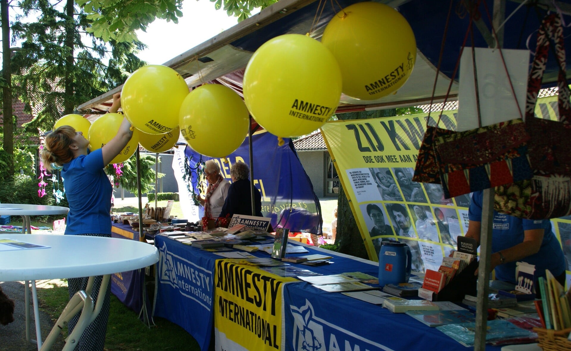 De lokale afdeling van Amnesty International is jaarlijks aanwezig bij het evenement Bazaar Boxtel. (Foto: Marc Cleutjens).