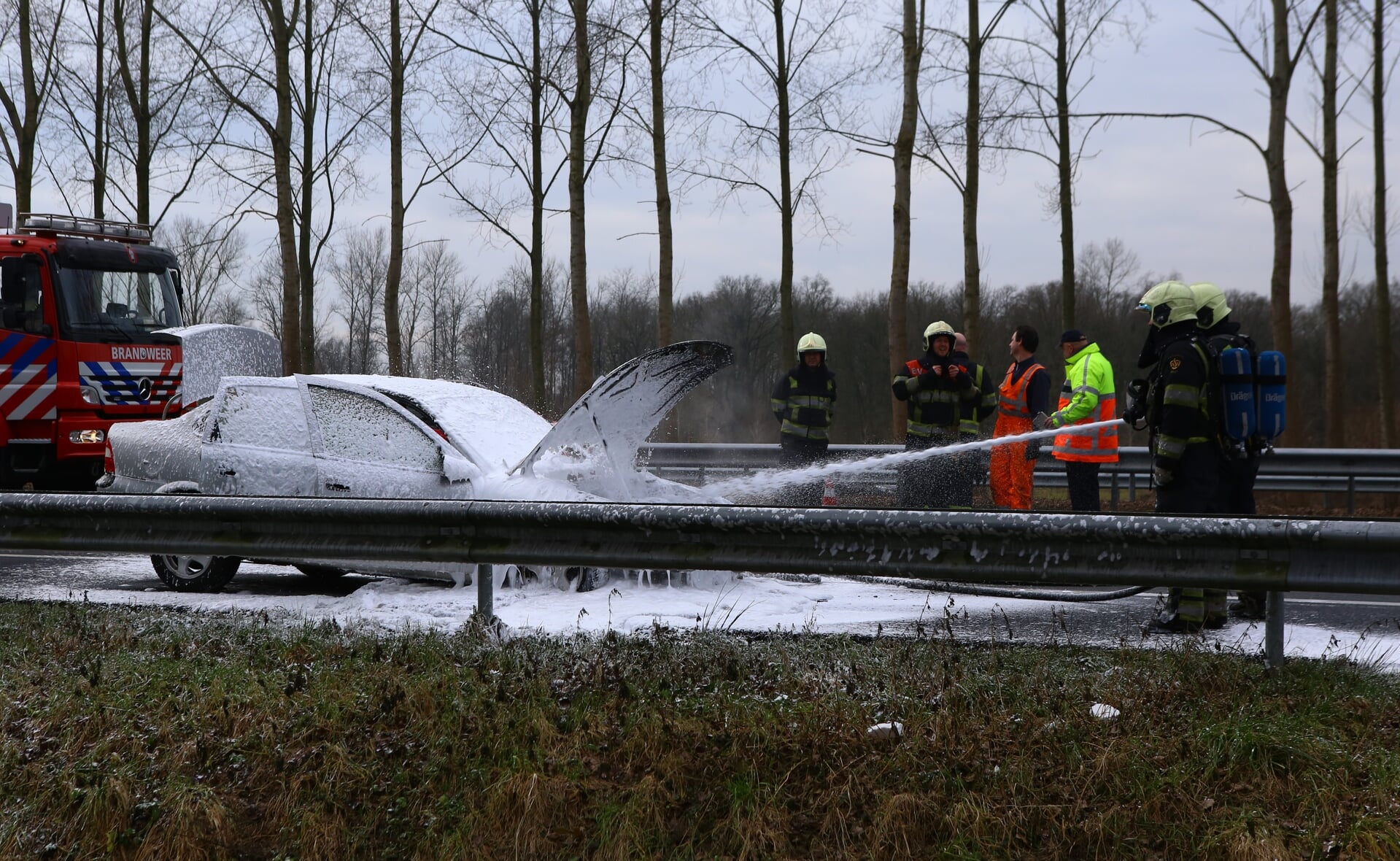 De brandweer van Best bluste zaterdagochtend een autobrand op de rijksweg A2 nabij Liempde. (Foto: Persburo Sander van Gils).