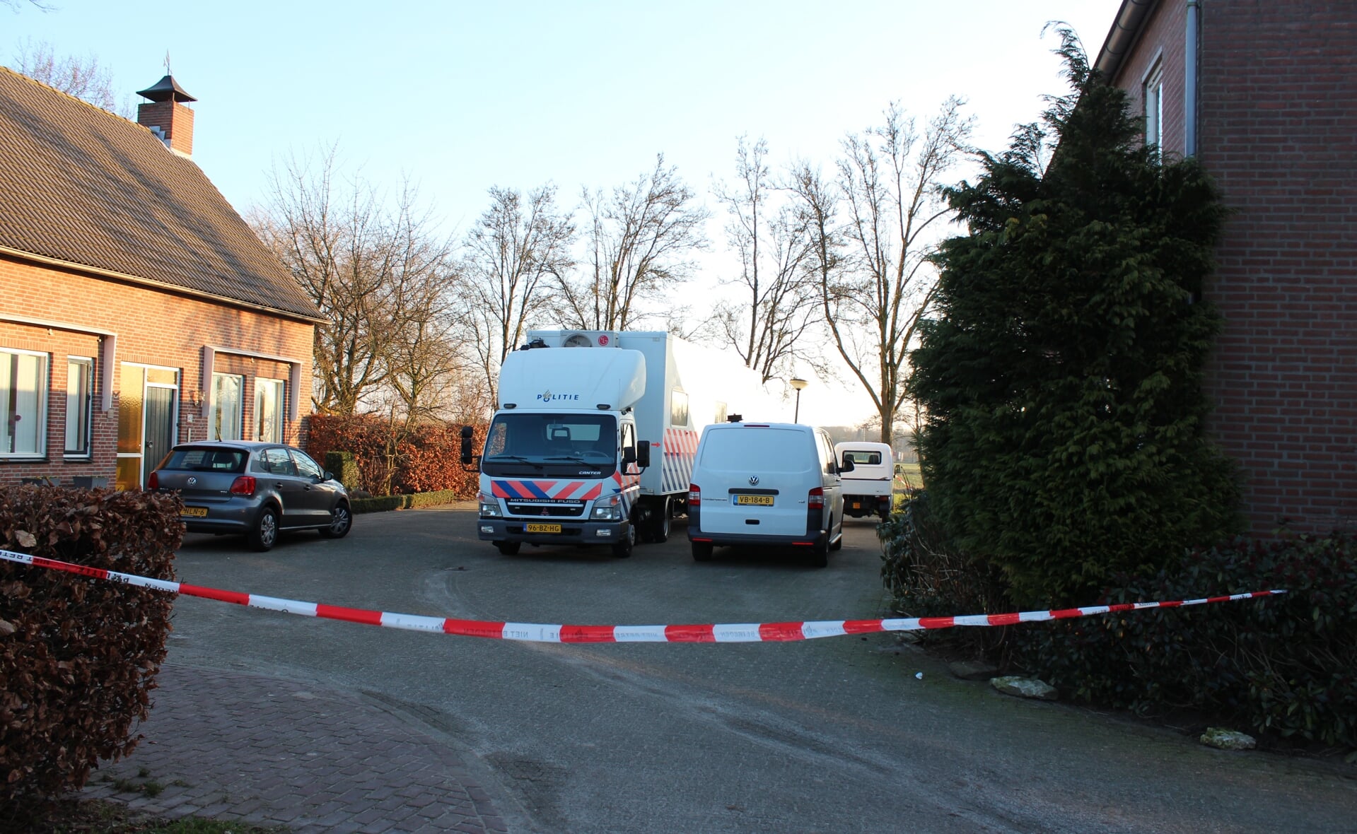 De politie verricht sinds vrijdagochtend onderzoek in de bovenwoning van één van de verdachten aan de Sint-Willibrordusweg in Esch. (Foto: Annelieke van der Linden).