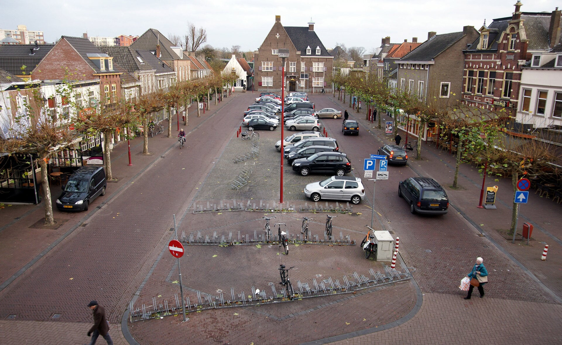 Dat ook in de zomer veertig parkeerplaatsen op de Markt verdwijnen, leidt tot grote onvrede bij 35 ondernemers. Zij weigeren hun bijdrage aan het Centrummanagement Boxtel nog langer te betalen. (Foto: Albert Stolwijk). 