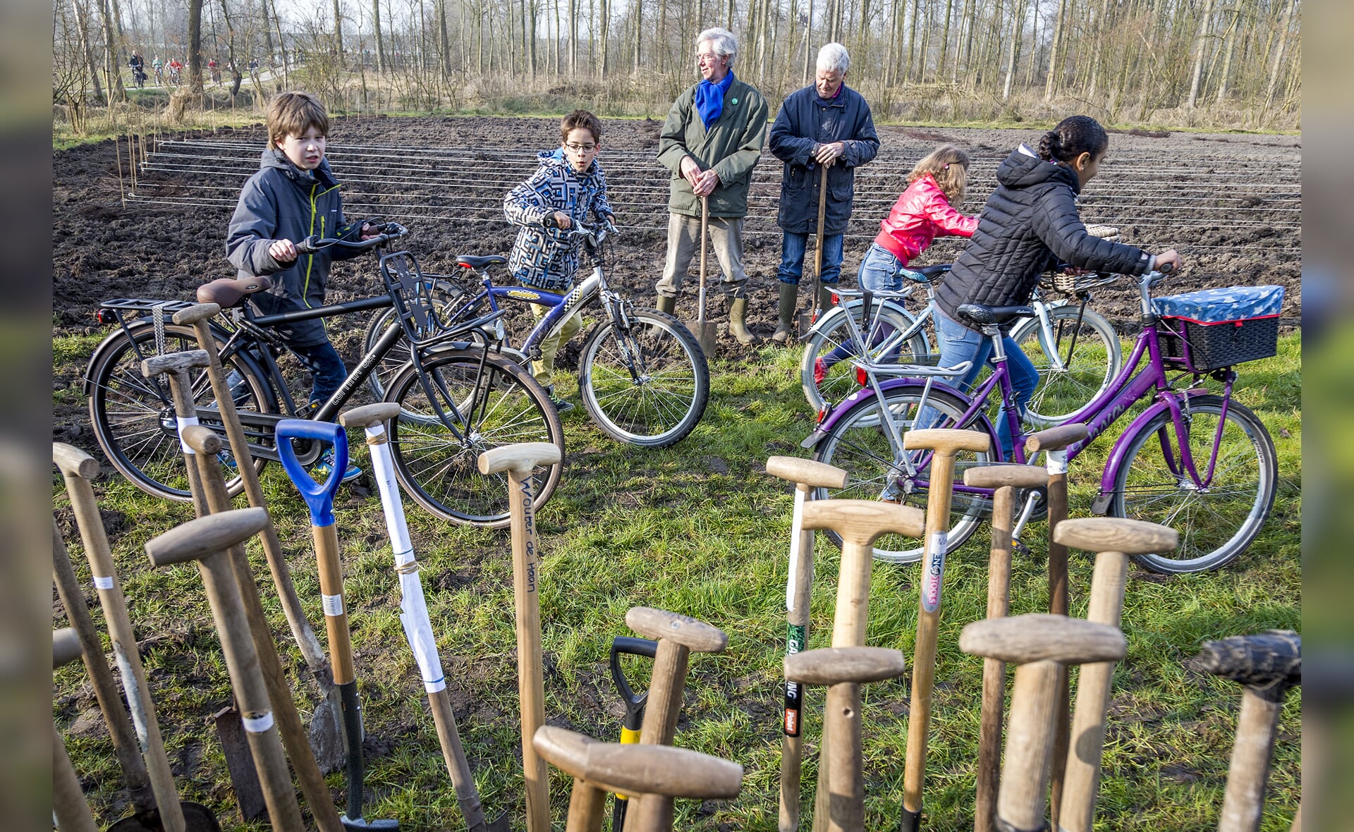 De schoppen staan klaar op een terrein aan de Leemputtenweg in het buitengebied van Boxtel. Kinderen van De Spelelier plantten hier 900 bomen en struiken. (Foto: Peter de Koning).