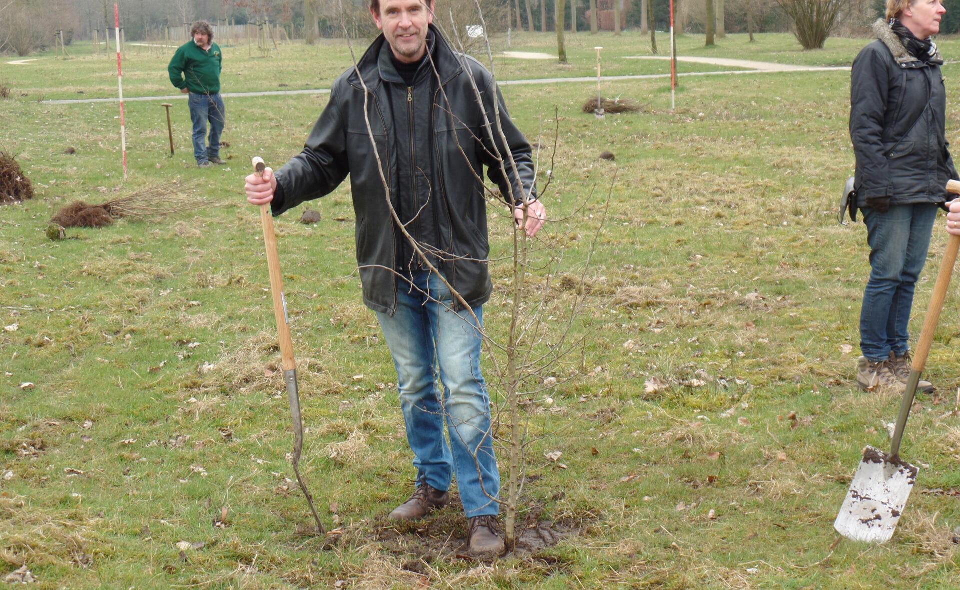 Wethouder Peter van de Wiel hielp zaterdag een handje mee bij de aanplant van ruim driehonderd bomen en struiken in park Lierenland langs de A2 in Boxtel-Oost. (Foto: Stefan Latijnhouwers).