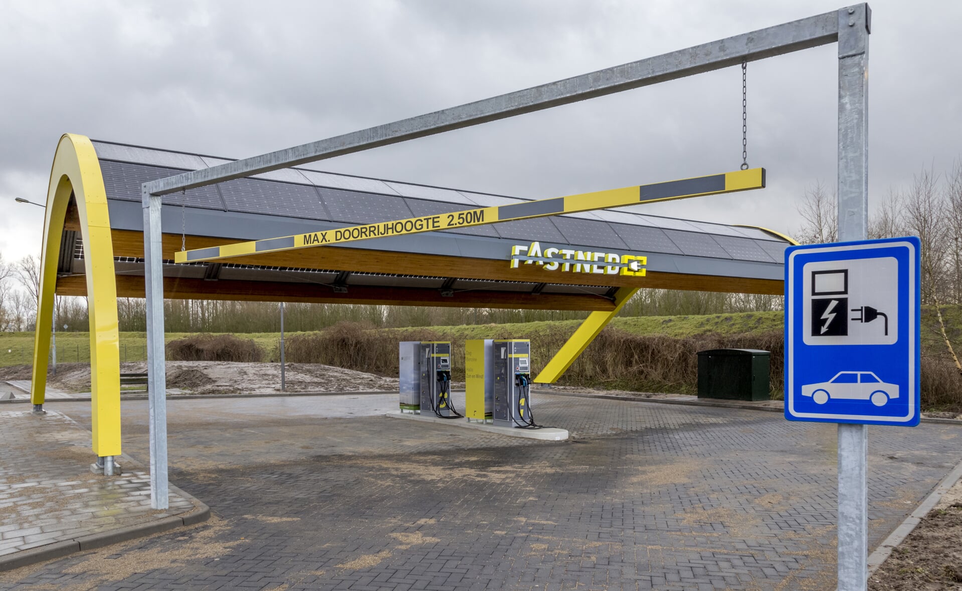 Bij het snellaadstation kunnen per keer vier auto's terecht. (Foto: Peter de Koning).