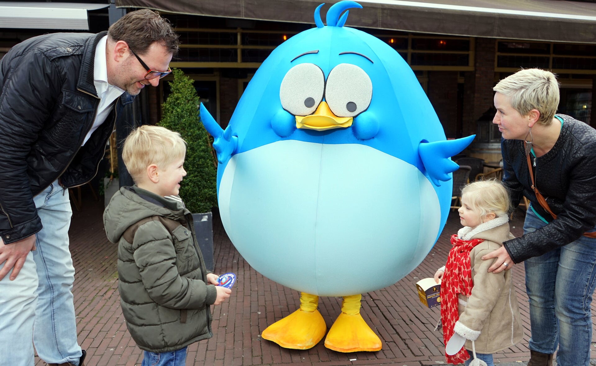 In winkelcentrum Oosterhof, Selissen en het centrum kon het winkelend publiek voor het eerst kennismaken met het initiatief - en de vogel - Boxtelaartje. (Foto: Albert Stolwijk).