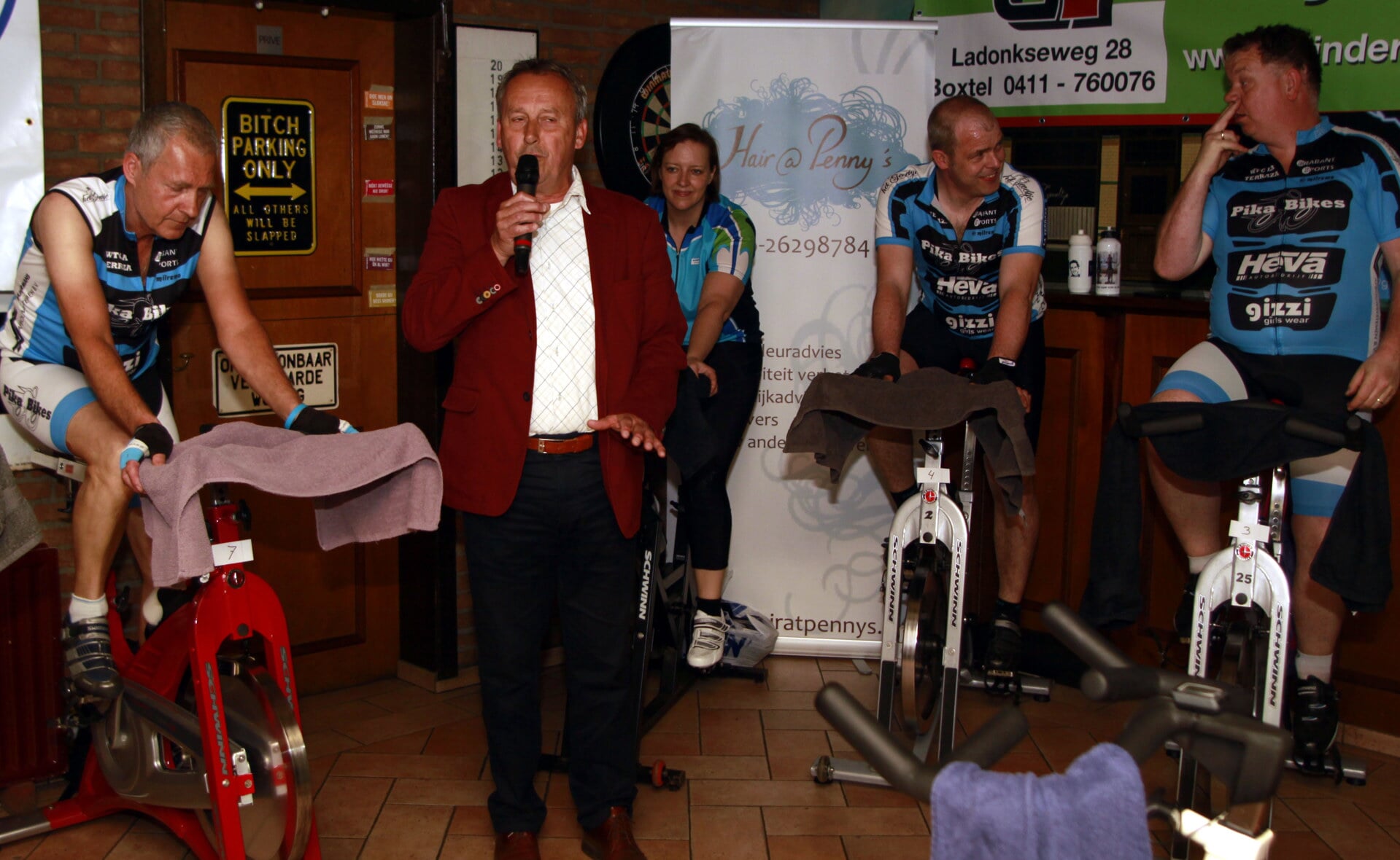 Wethouder Herman van Wanrooij verricht de opening van de spinningmarathon in café 't Geveltje. (Foto: Gerard Schalkx).