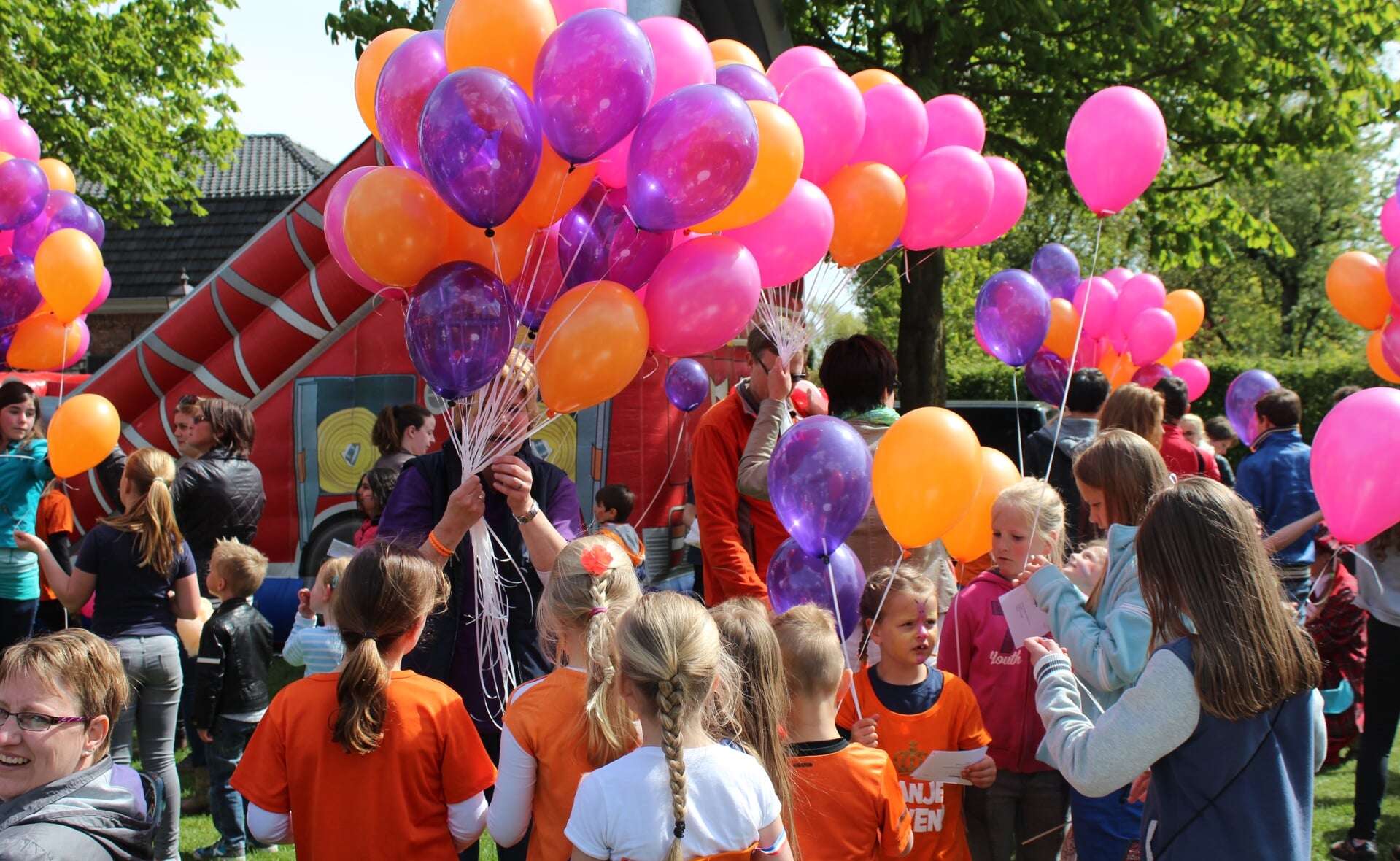 Vrijwilligers van Algemeen Belang Liempde deelden na de vrijmarkt ballonnen uit. 