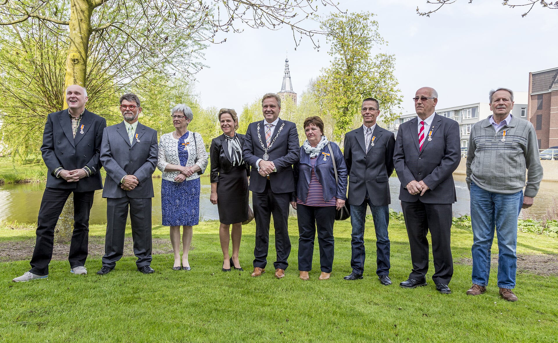 Henk van Kasteren, Paul Hermans, Ria van Dijk, Riky Goedhart, Stephan Meister, Guus Eltink en Toon van Grinsven (vlnr) zijn benoemd tot lid in de Orde van Oranje-Nassau. Na afloop van de lintjesregen poseerden zijn met burgemeester Mark Buijs en diens echtgenote Christel. (Foto: Peter de Koning). 