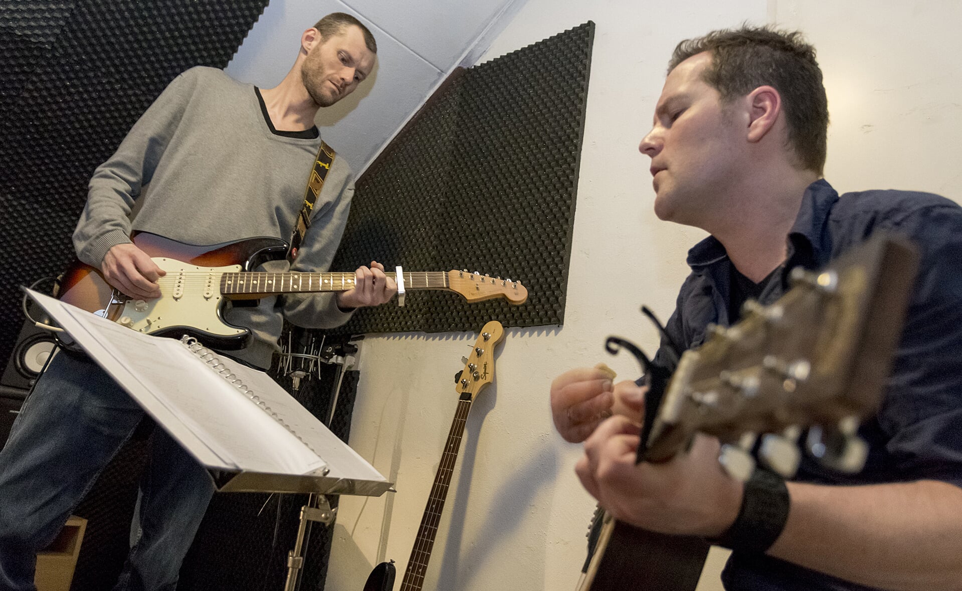 Dennis Wels (rechts) en Rudy Bressers spelen donderdag 9 april een akoestisch eerbetoon aan Bruce Springsteen in Podium Boxtel. (Foto: Peter de Koning).