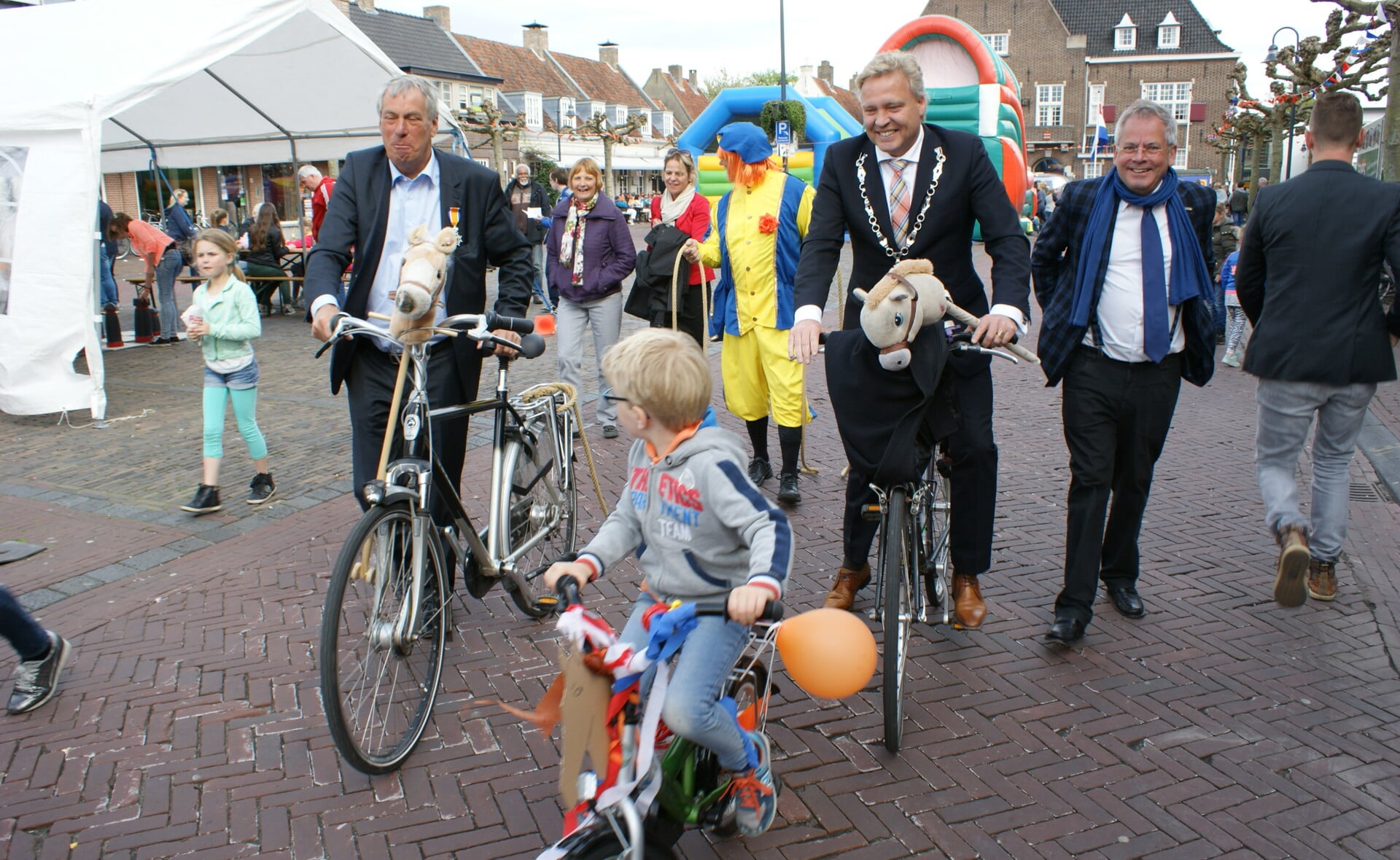 Op weg naar de ridderpicknick in park Stapelen. Burgemeester Mark Buijs fietst voorop op een 'stalen ros', samen met voorzitter Wim Ketelaars van Boxtel Vooruit en (in narrenpak) Paul Hermans. (Foto: Marc Cleutjens).
